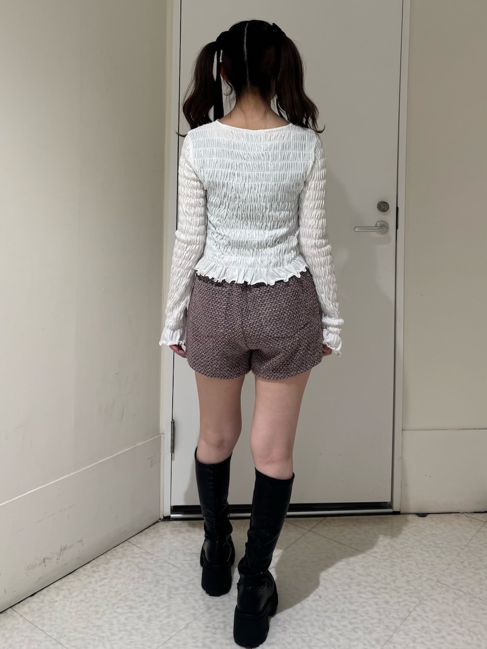 ホワイト系のTシャツ/カットソー、ピンク系のその他パンツ、ブラック系のブーツを着用したレディースの春コーディネートの4枚目の写真