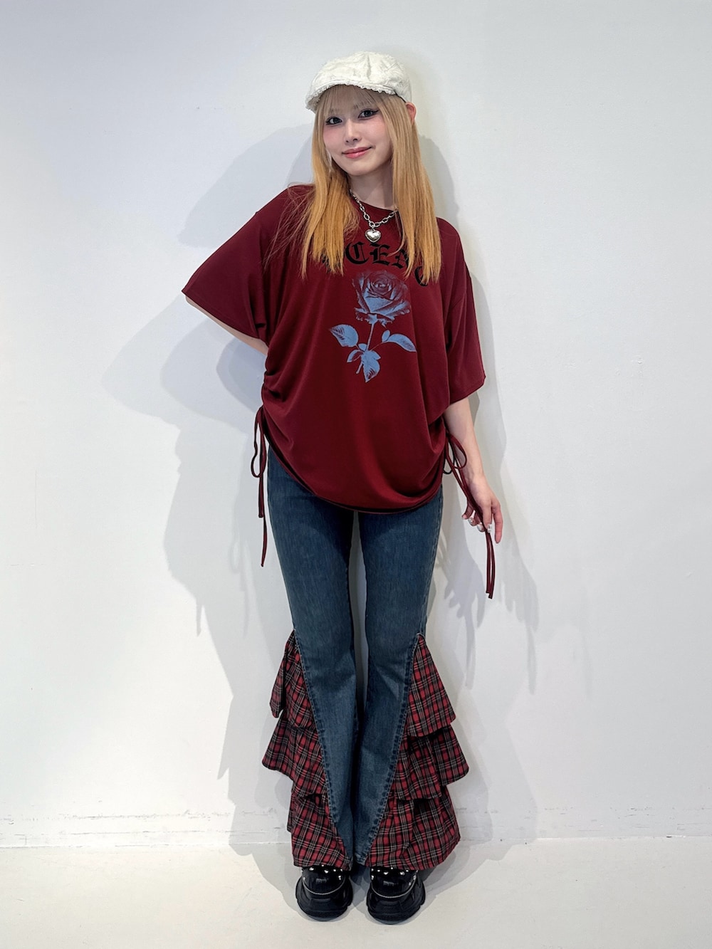 レッド系のTシャツ/カットソー、ブルー系のデニムパンツ、ブラック系のサンダルを着用したレディースの夏コーディネートの2枚目の写真