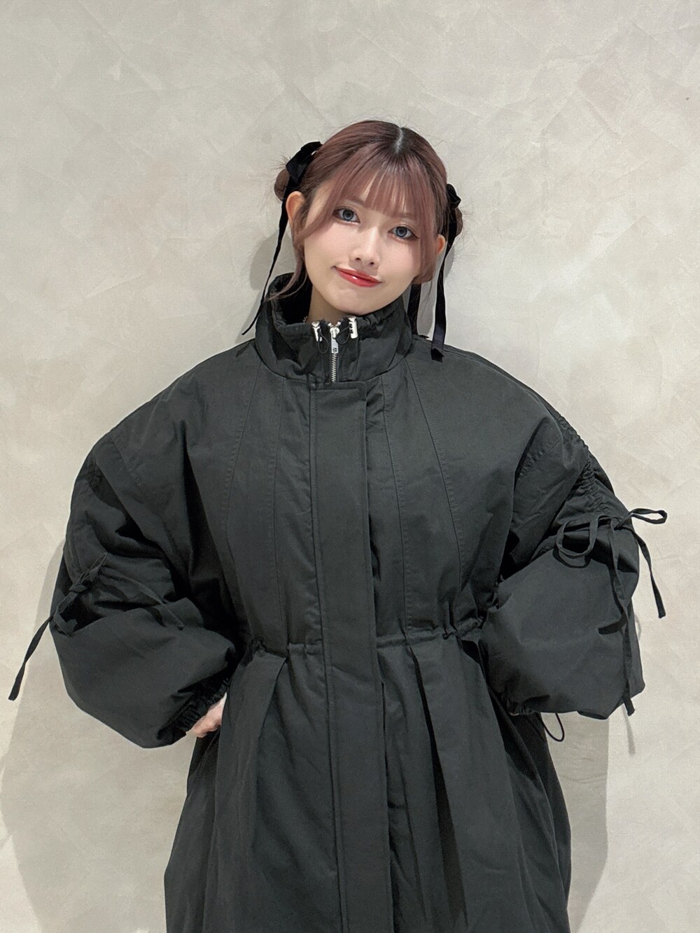 ブラック系のモッズコート、ブラック系のその他シューズを着用したレディースの秋コーディネートの4枚目の写真