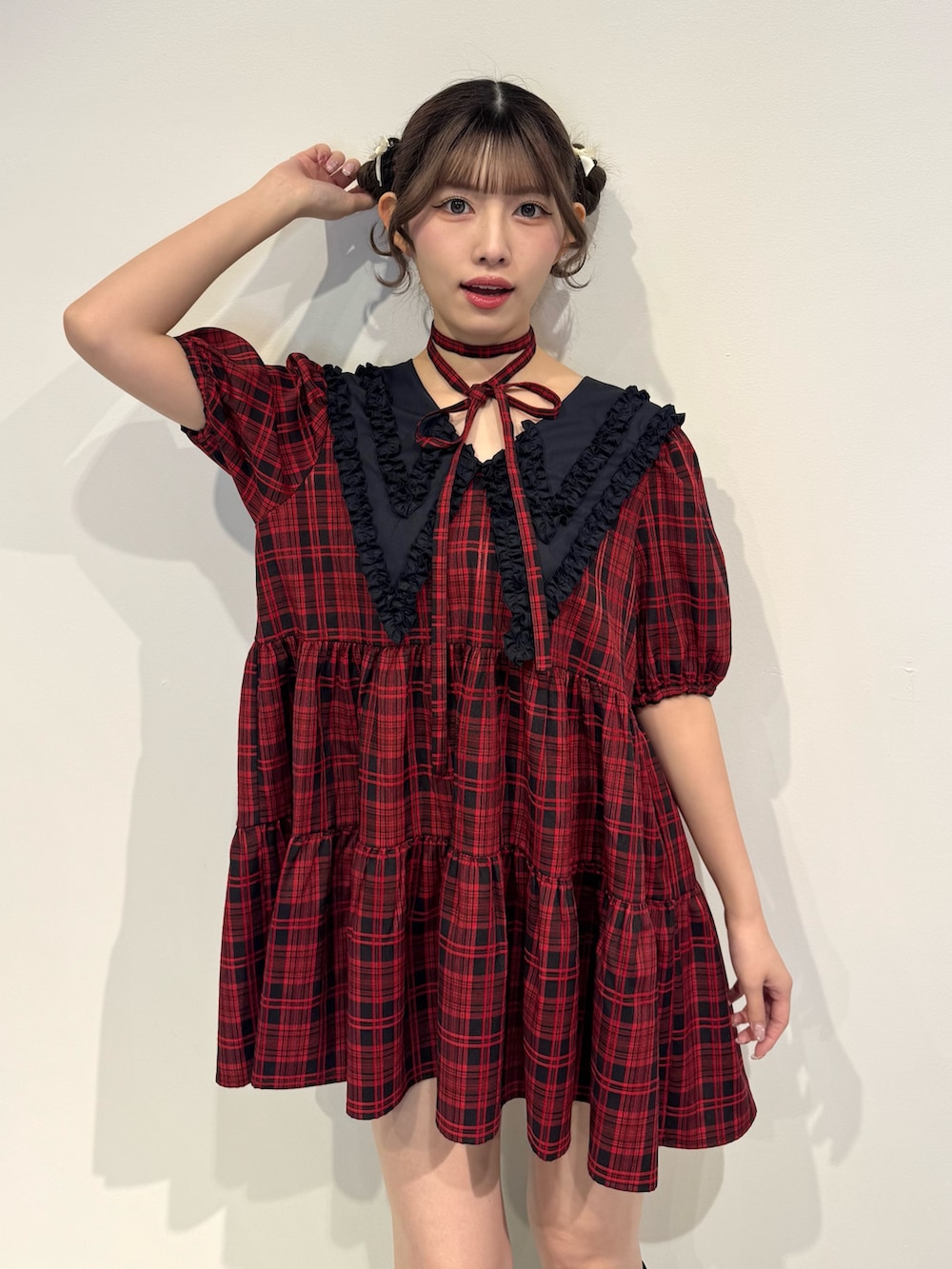 レッド系のワンピース、ブラック系のブーツを着用したレディースの冬コーディネートの5枚目の写真