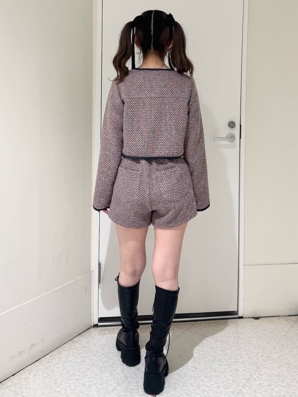 ピンク系のノーカラージャケット、ピンク系のその他パンツ、ホワイト系のTシャツ/カットソーを着用したレディースの春コーディネートの4枚目の写真