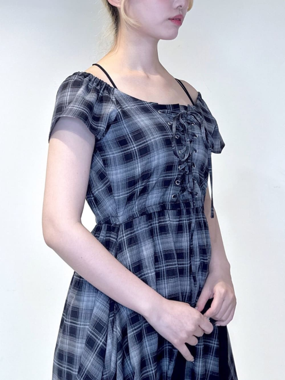 ブラック系のサンダル、ブルー系のワンピース、ブラック系のトートバッグを着用したレディースの夏コーディネートの6枚目の写真