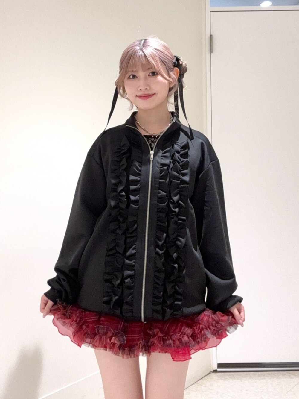 ブラック系のブーツ、ブラック系のジャージ、ブラック系のTシャツ/カットソーを着用したレディースの秋コーディネートの4枚目の写真