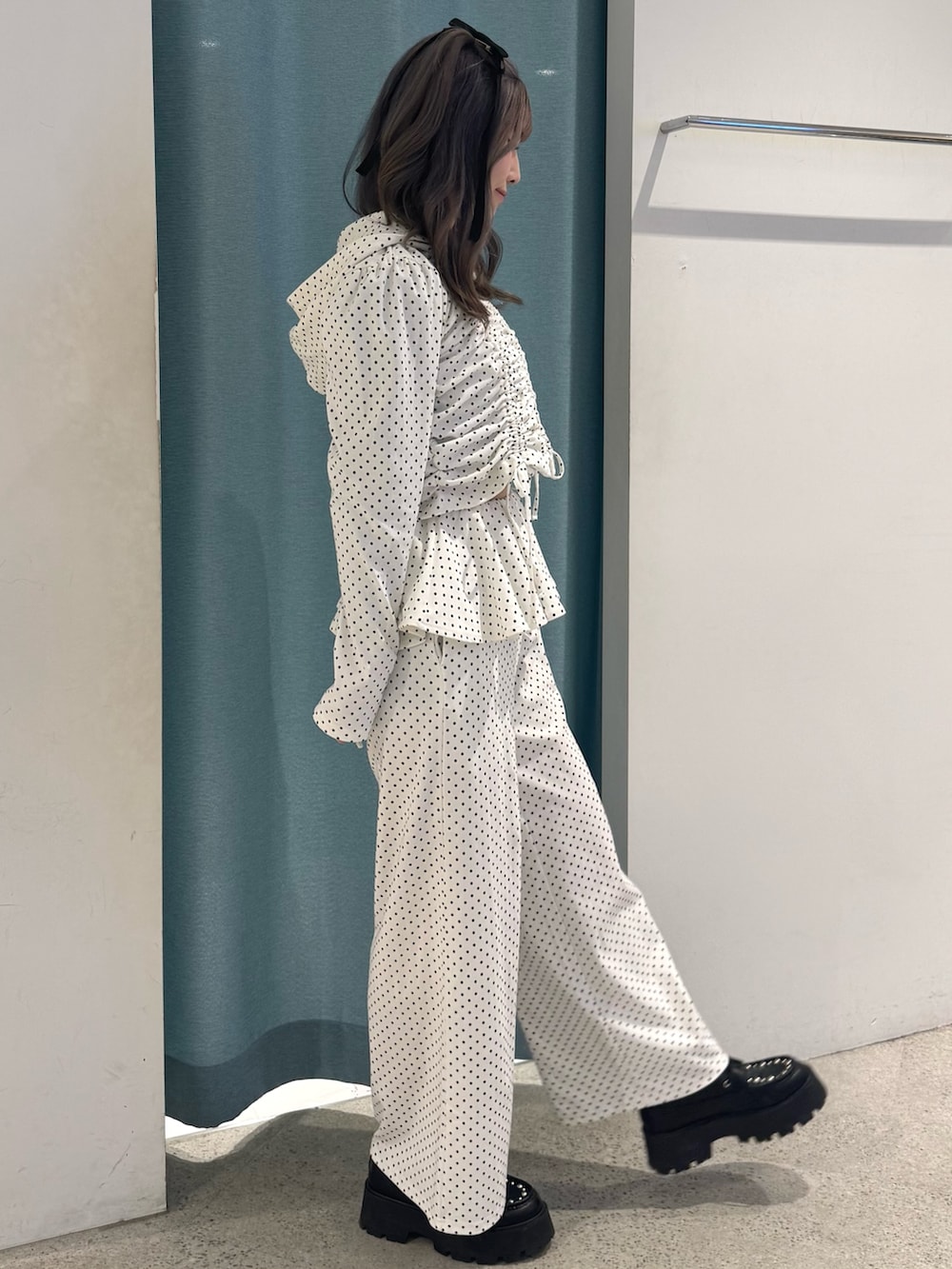 ホワイト系のパーカー、ホワイト系のスウェットパンツ、ブラック系のローファーを着用したレディースの春コーディネートの2枚目の写真