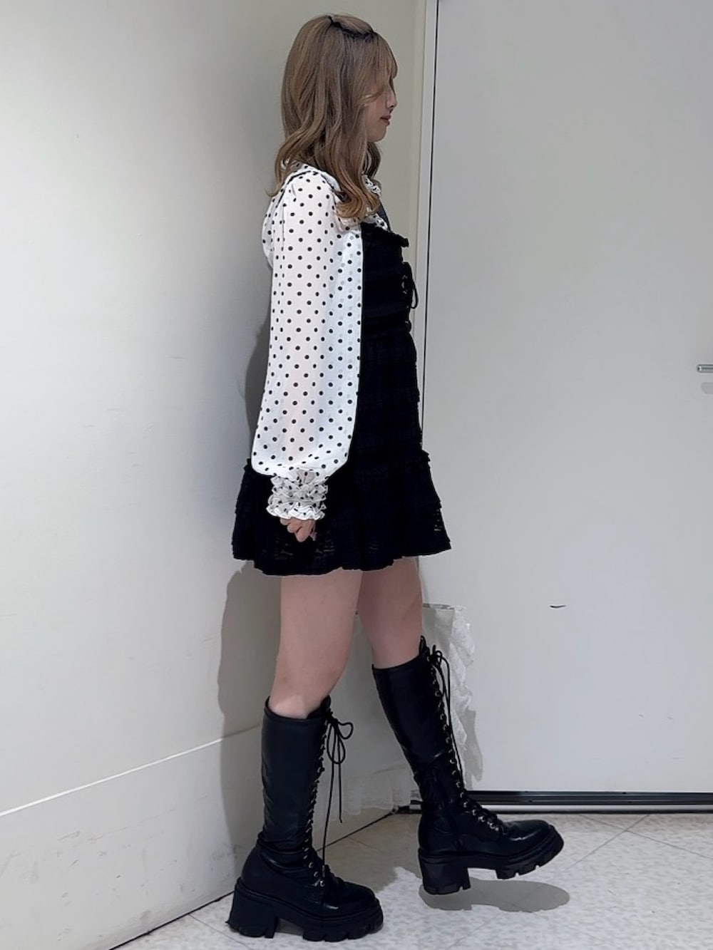 グレー系のネクタイ、ホワイト系のシャツ/ブラウス、ブラック系のワンピースを着用したレディースの春コーディネートの3枚目の写真