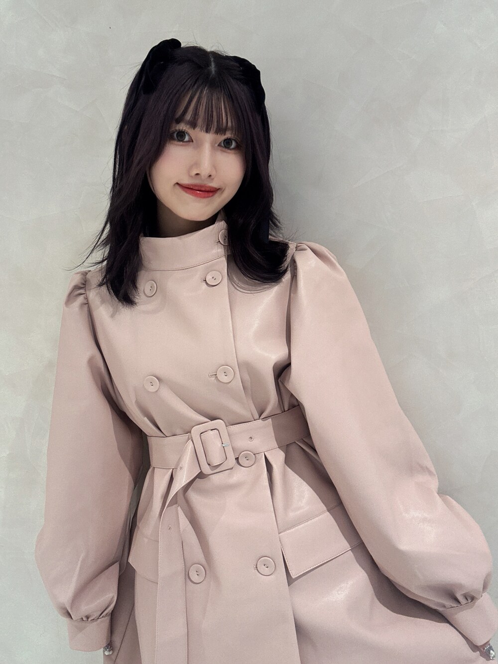 ピンク系のその他アウター、ブラック系のブーツを着用したレディースの秋コーディネートの4枚目の写真