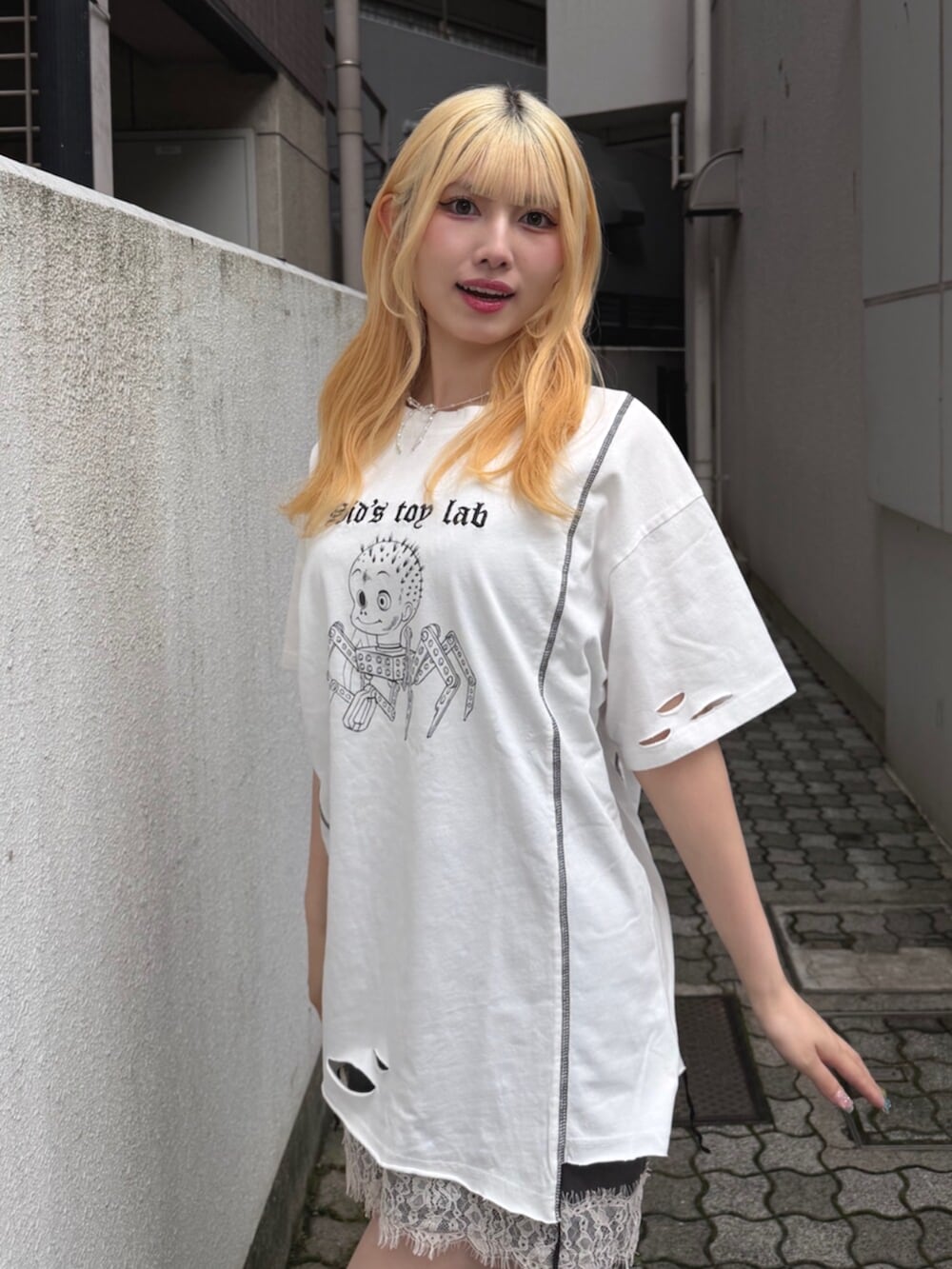 ブラック系のブーツ、ホワイト系のTシャツ/カットソー、ブラック系のワンピースを着用したレディースの夏コーディネートの6枚目の写真