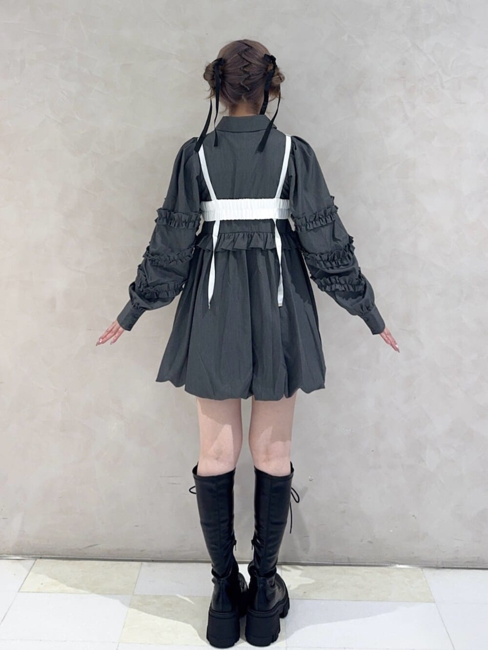 ブラック系のブーツ、グレー系のワンピース、ホワイト系のベルトを着用したレディースの秋コーディネートの3枚目の写真