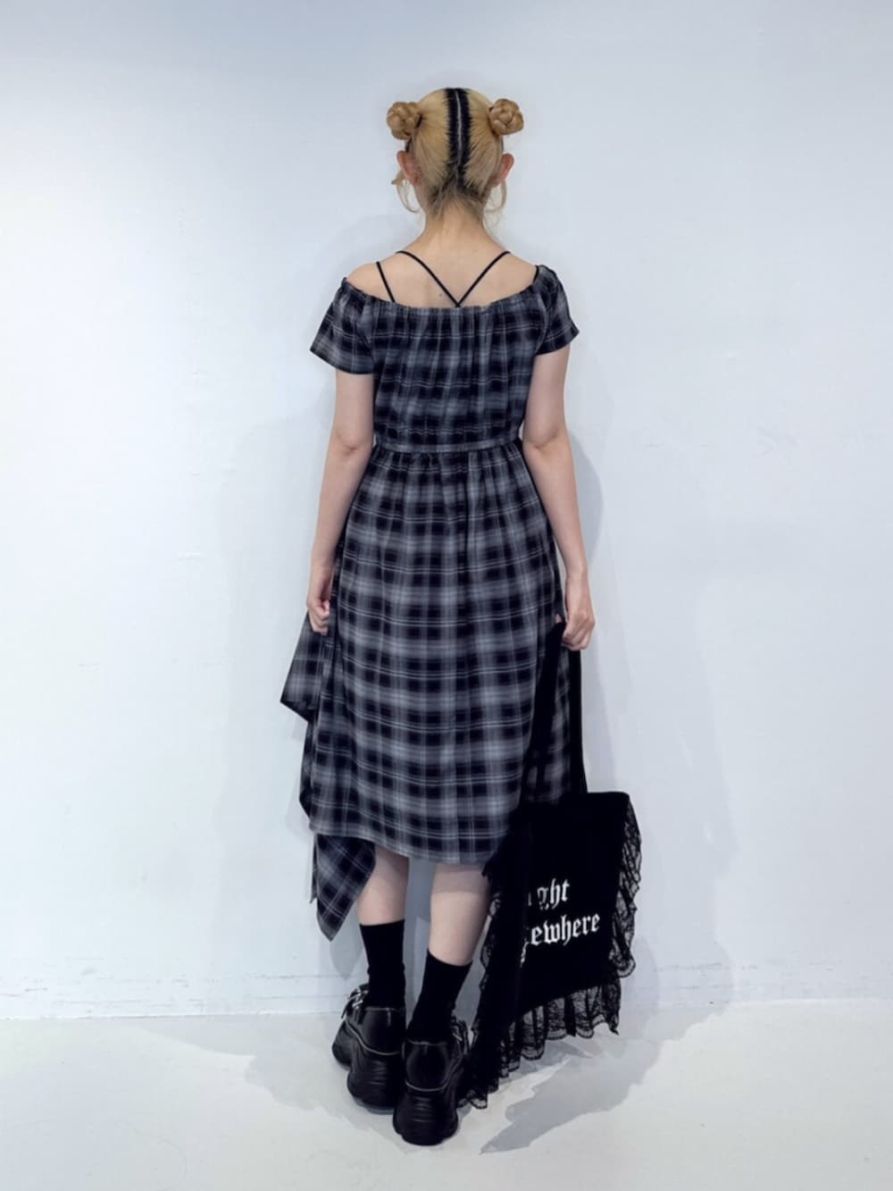 ブラック系のサンダル、ブルー系のワンピース、ブラック系のトートバッグを着用したレディースの夏コーディネートの4枚目の写真
