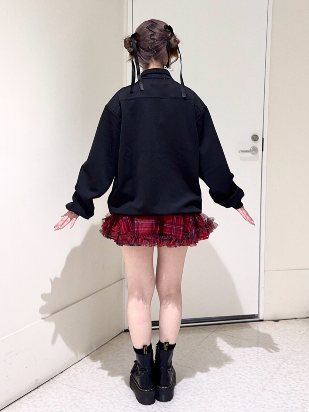 ブラック系のブーツ、ブラック系のジャージ、ブラック系のTシャツ/カットソーを着用したレディースの秋コーディネートの3枚目の写真