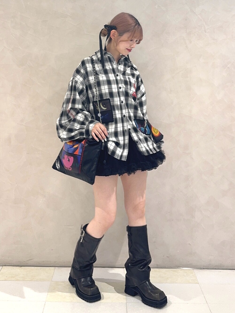 ブラック系のシャツ/ブラウス、ブラック系のトートバッグ、ブラック系のスカートを着用したレディースの秋コーディネートの2枚目の写真