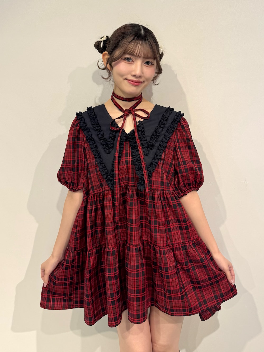 レッド系のワンピース、ブラック系のブーツを着用したレディースの冬コーディネートの6枚目の写真