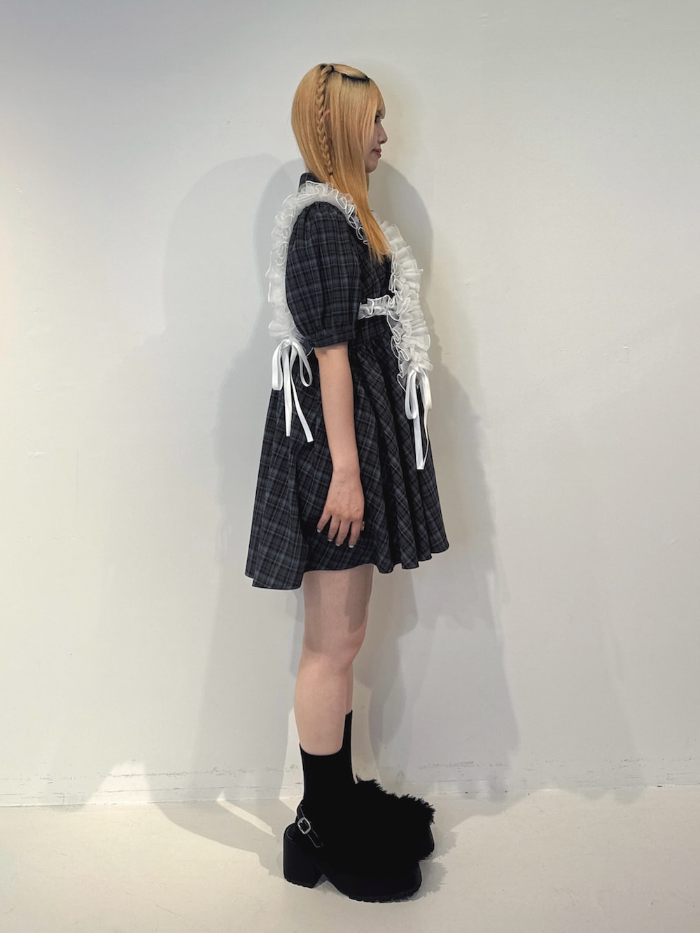 ブラック系のサンダル、ブルー系のワンピース、ホワイト系のその他小物を着用したレディースの春コーディネートの3枚目の写真