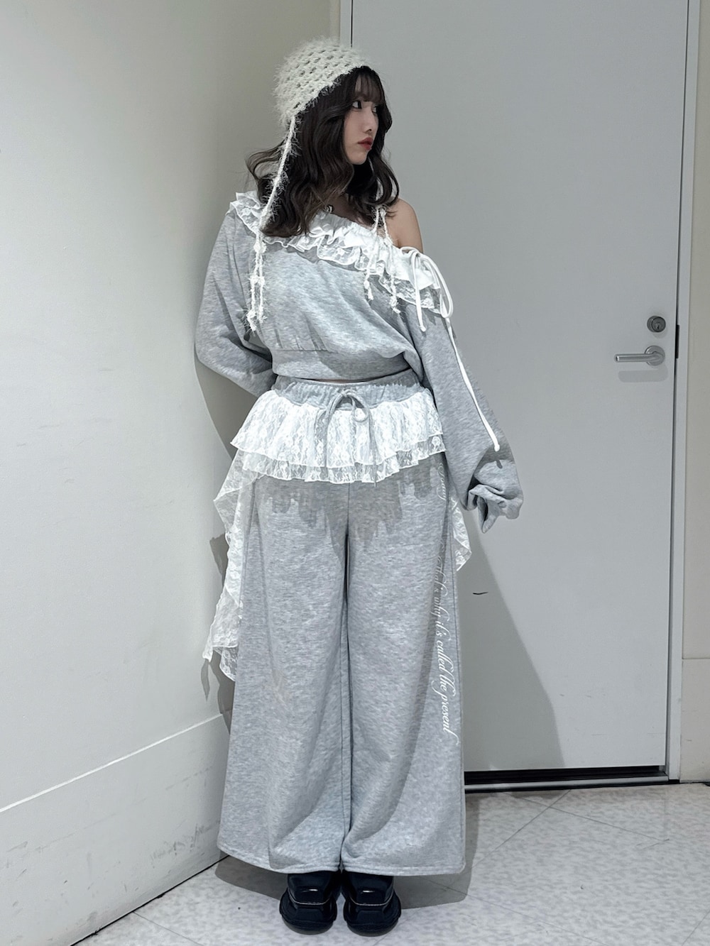 グレー系のスウェット、グレー系のスウェットパンツ、ブラック系のローファーを着用したレディースの冬コーディネートの2枚目の写真