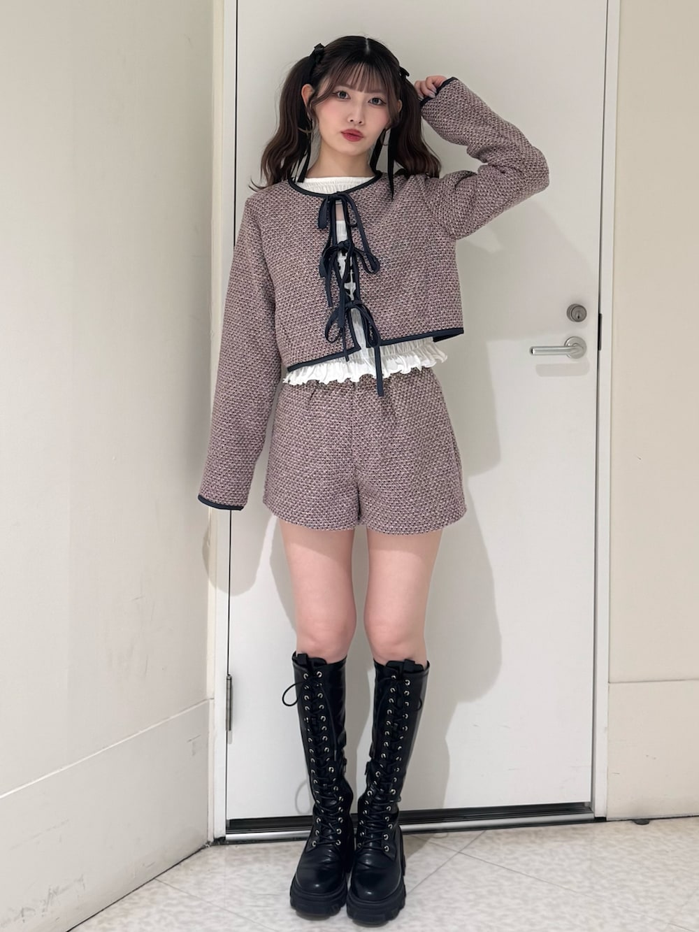 ピンク系のノーカラージャケット、ピンク系のその他パンツ、ホワイト系のTシャツ/カットソーを着用したレディースの春コーディネートの2枚目の写真