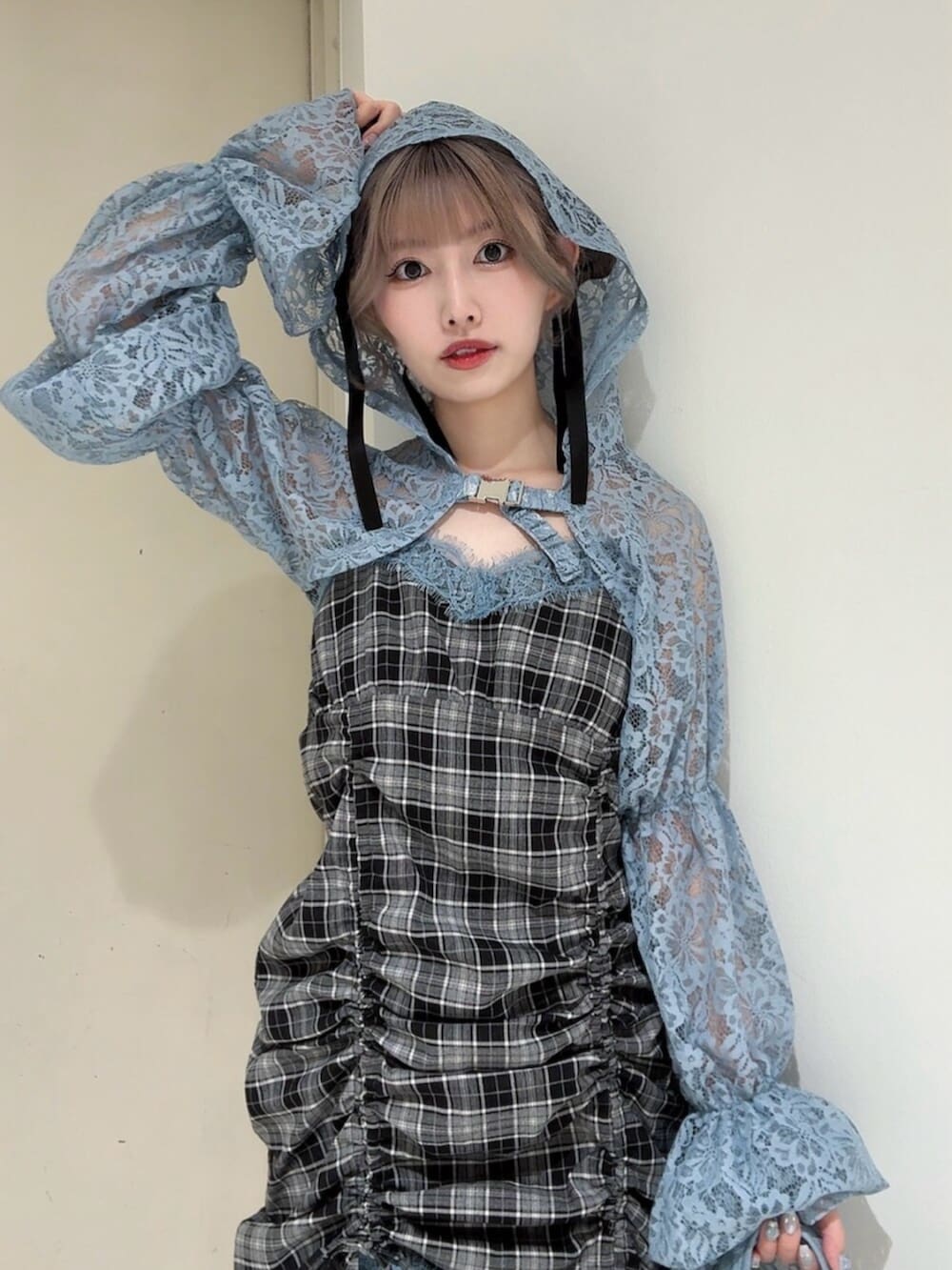 ブラック系のブーツ、ブルー系のカーディガン/ボレロ、ブルー系のトートバッグを着用したレディースの春コーディネートの7枚目の写真