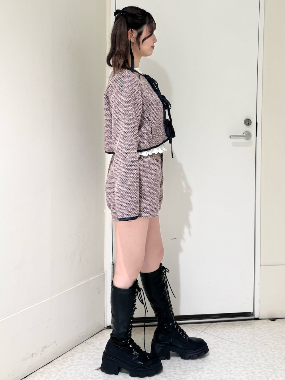 ピンク系のノーカラージャケット、ピンク系のその他パンツ、ホワイト系のTシャツ/カットソーを着用したレディースの春コーディネートの3枚目の写真