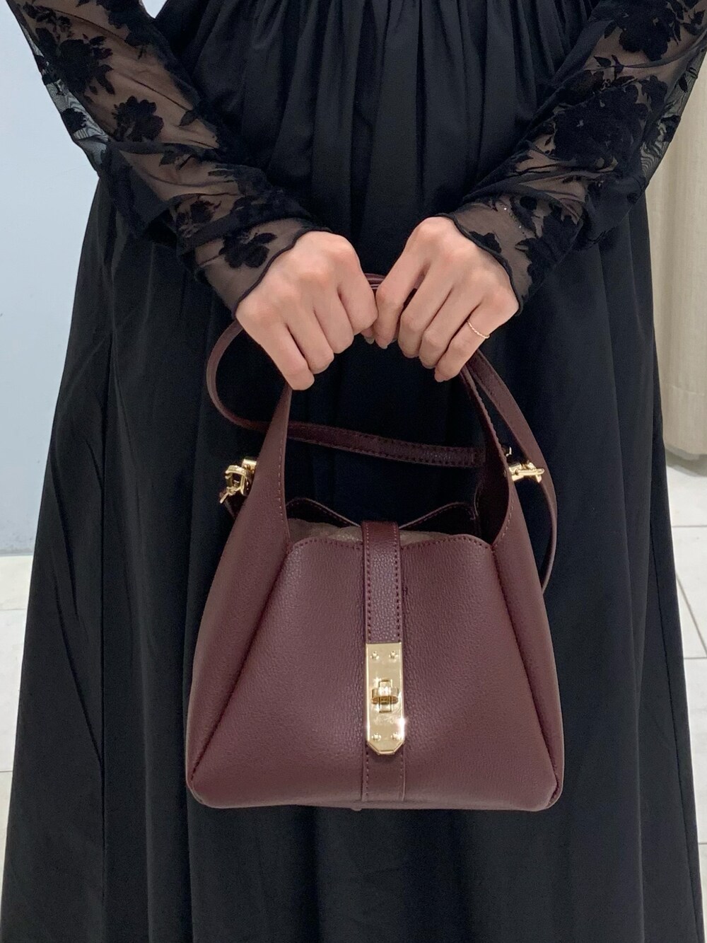 ブラック系のTシャツ/カットソー、ブラック系のワンピース、レッド系のハンドバッグを着用したレディースの秋コーディネートの5枚目の写真