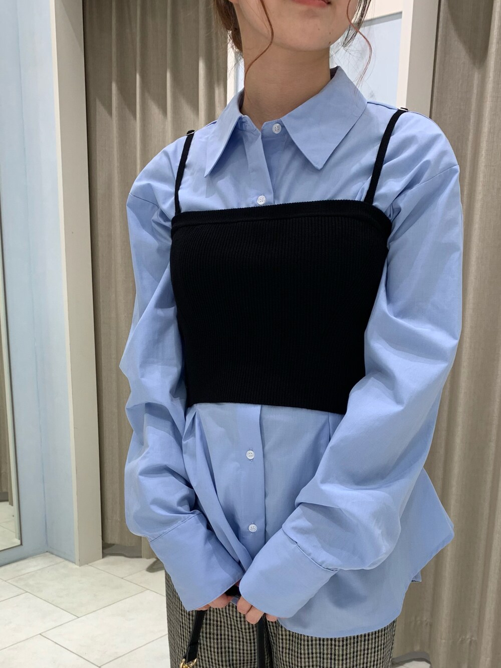 ブルー系のシャツ/ブラウス、ブラック系のニット/セーター、ブラウン系のその他パンツを着用したレディースの秋コーディネートの4枚目の写真