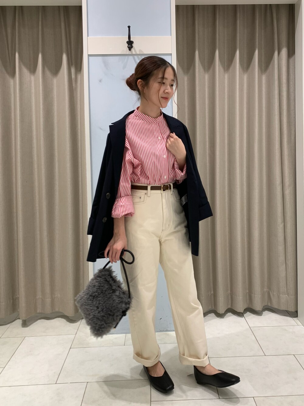 レッド系のシャツ/ブラウス、ブルー系のノーカラージャケット、ホワイト系のデニムパンツを着用したレディースの秋コーディネートの2枚目の写真