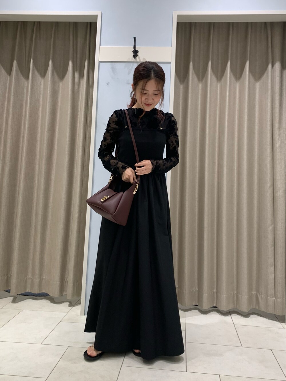 ブラック系のTシャツ/カットソー、ブラック系のワンピース、レッド系のハンドバッグを着用したレディースの秋コーディネートの2枚目の写真