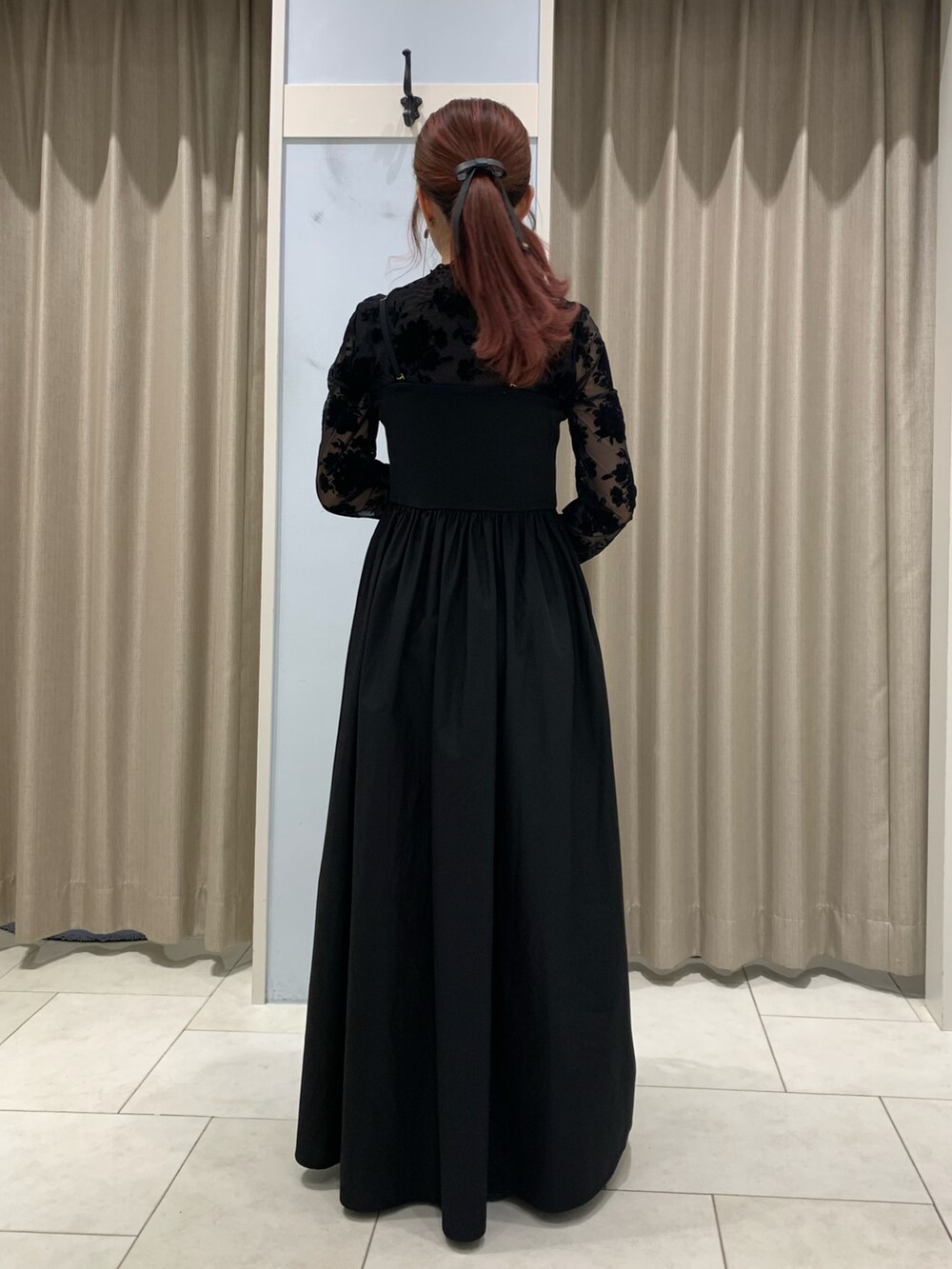 ブラック系のTシャツ/カットソー、ブラック系のワンピース、レッド系のハンドバッグを着用したレディースの秋コーディネートの3枚目の写真