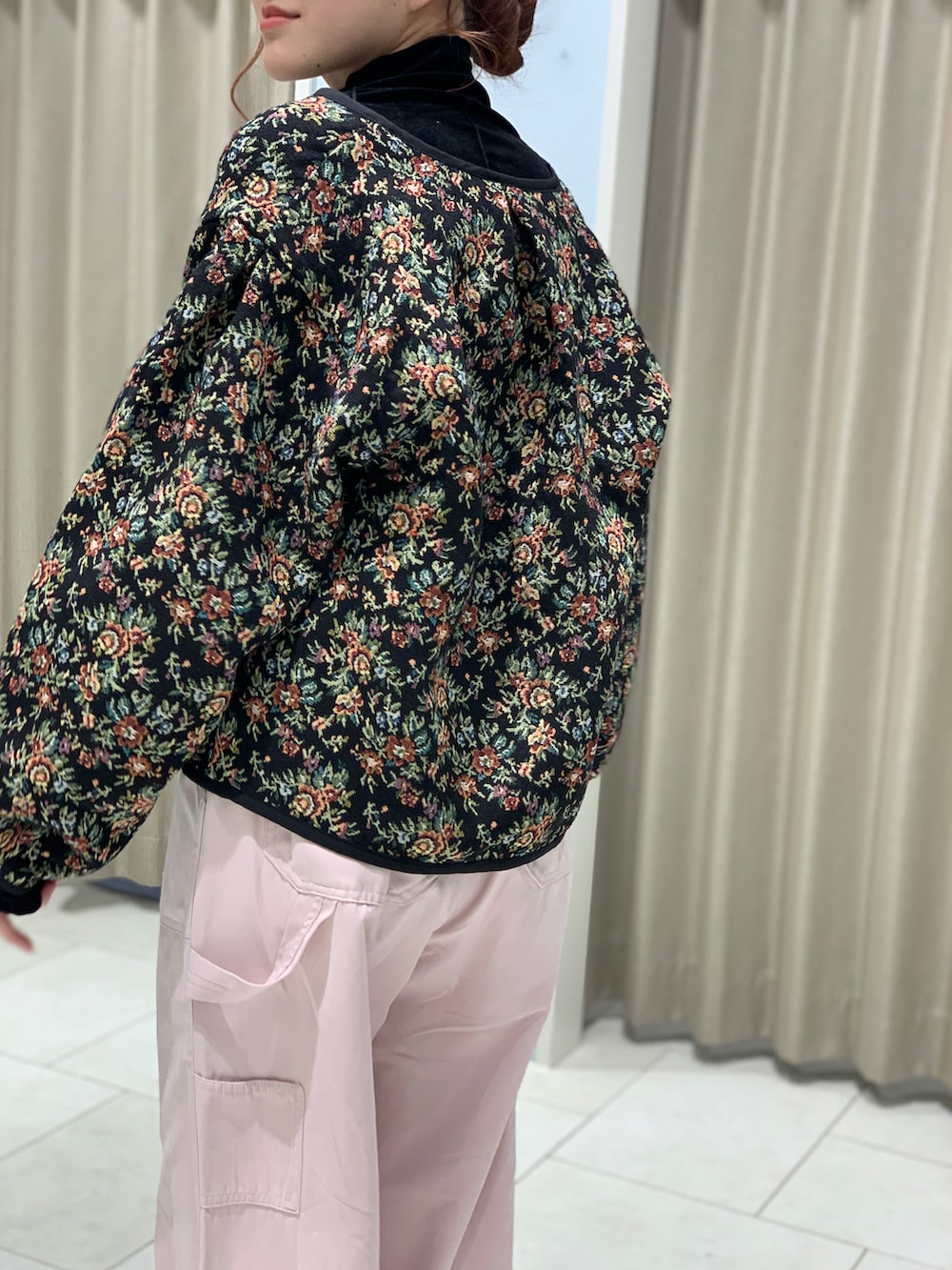 ブラック系のカーディガン/ボレロ、ブラック系のニット/セーター、ピンク系のその他パンツを着用したレディースの秋コーディネートの4枚目の写真