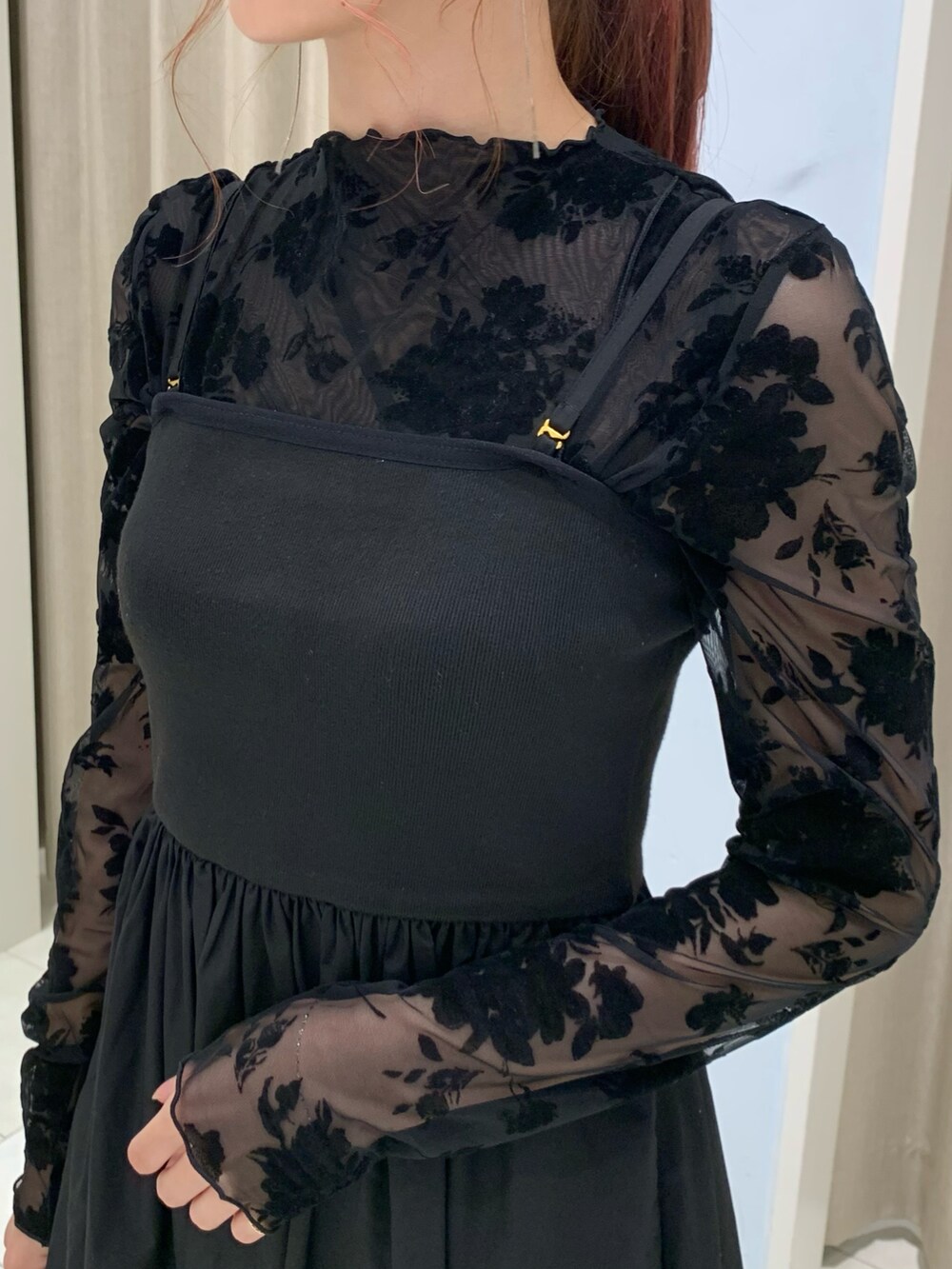 ブラック系のTシャツ/カットソー、ブラック系のワンピース、レッド系のハンドバッグを着用したレディースの秋コーディネートの4枚目の写真