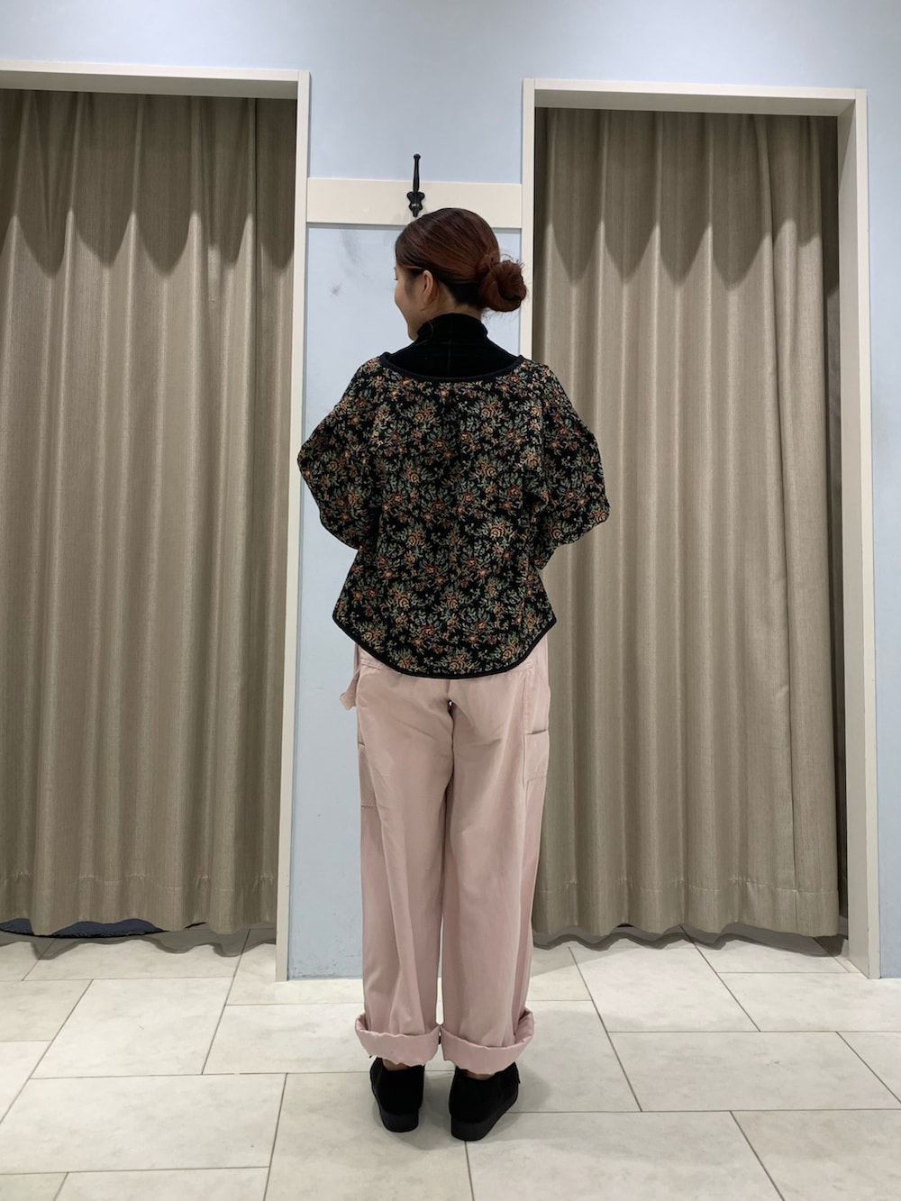 ブラック系のカーディガン/ボレロ、ブラック系のニット/セーター、ピンク系のその他パンツを着用したレディースの秋コーディネートの2枚目の写真