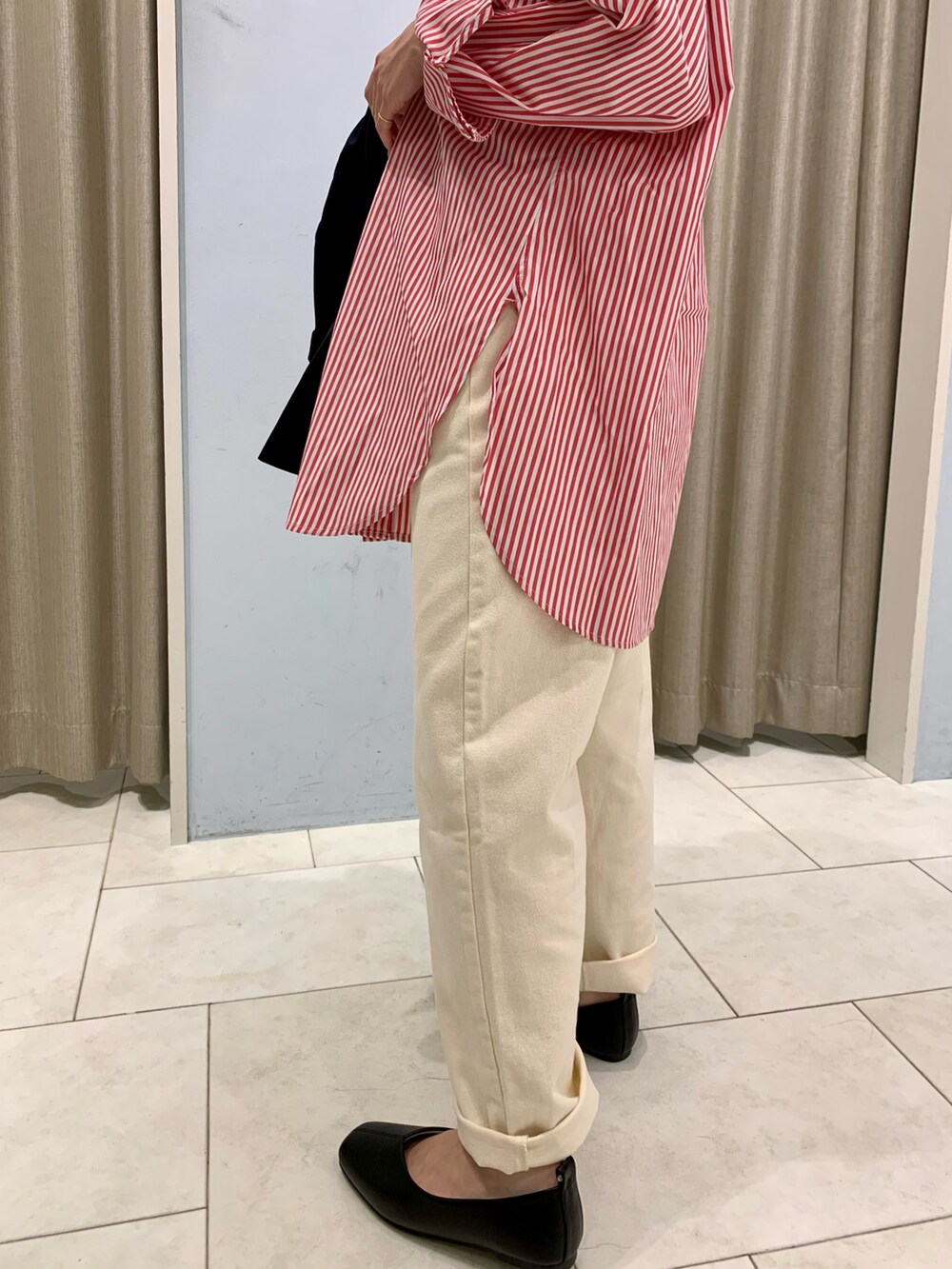レッド系のシャツ/ブラウス、ブルー系のノーカラージャケット、ホワイト系のデニムパンツを着用したレディースの秋コーディネートの4枚目の写真