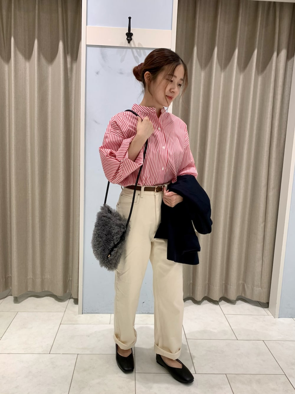レッド系のシャツ/ブラウス、ブルー系のノーカラージャケット、ホワイト系のデニムパンツを着用したレディースの秋コーディネートの3枚目の写真