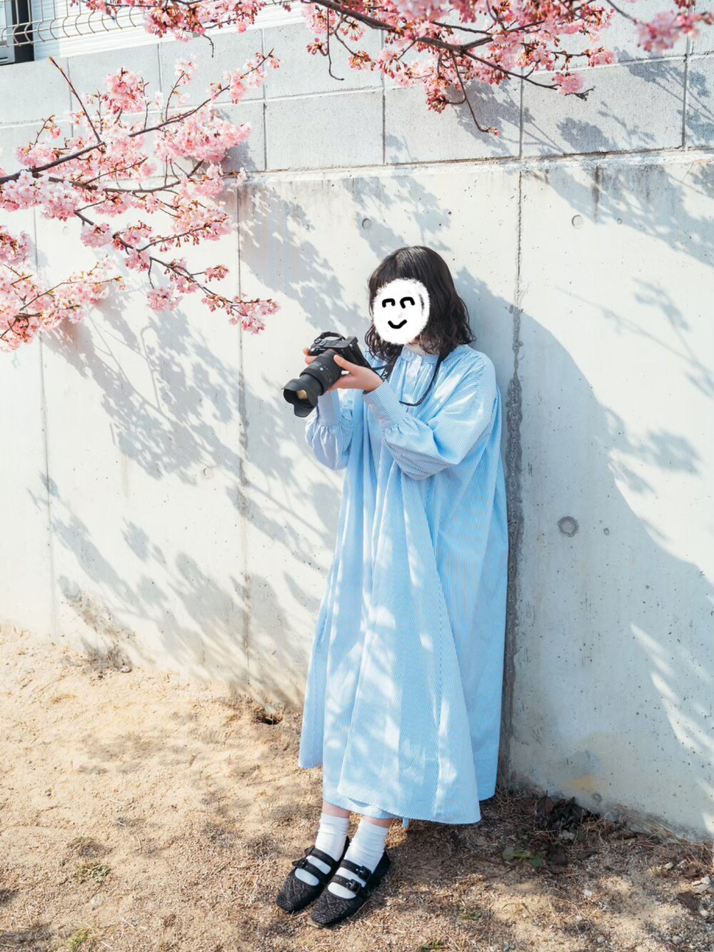 ブルー系のシャツワンピース、ブラック系のバレエシューズ、ホワイト系のニット/セーターを着用したレディースの秋コーディネートの2枚目の写真