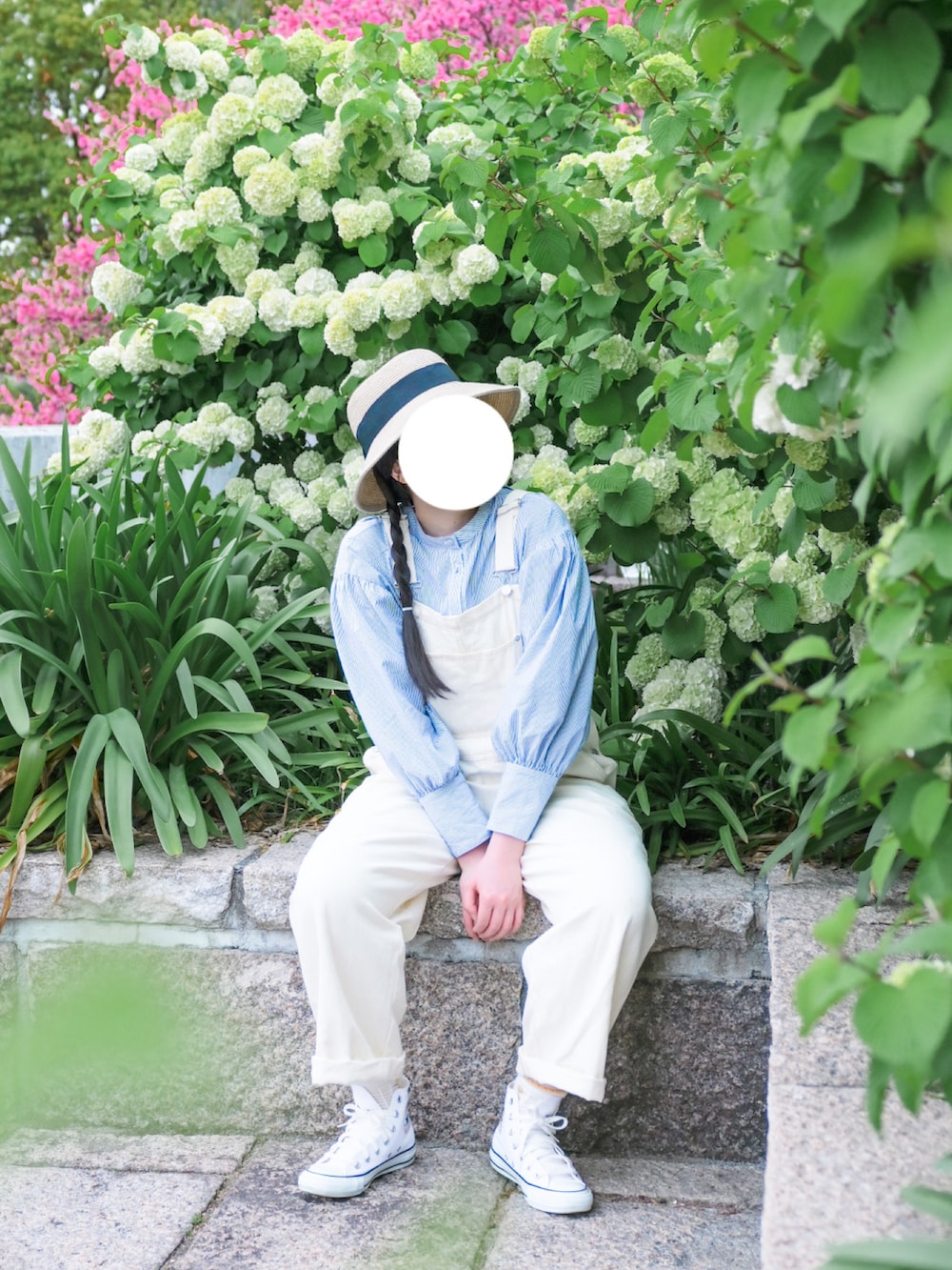 その他のシャツ/ブラウス、ホワイト系のサロペット/オーバーオール、ホワイト系のスニーカーを着用したレディースの春コーディネートの2枚目の写真