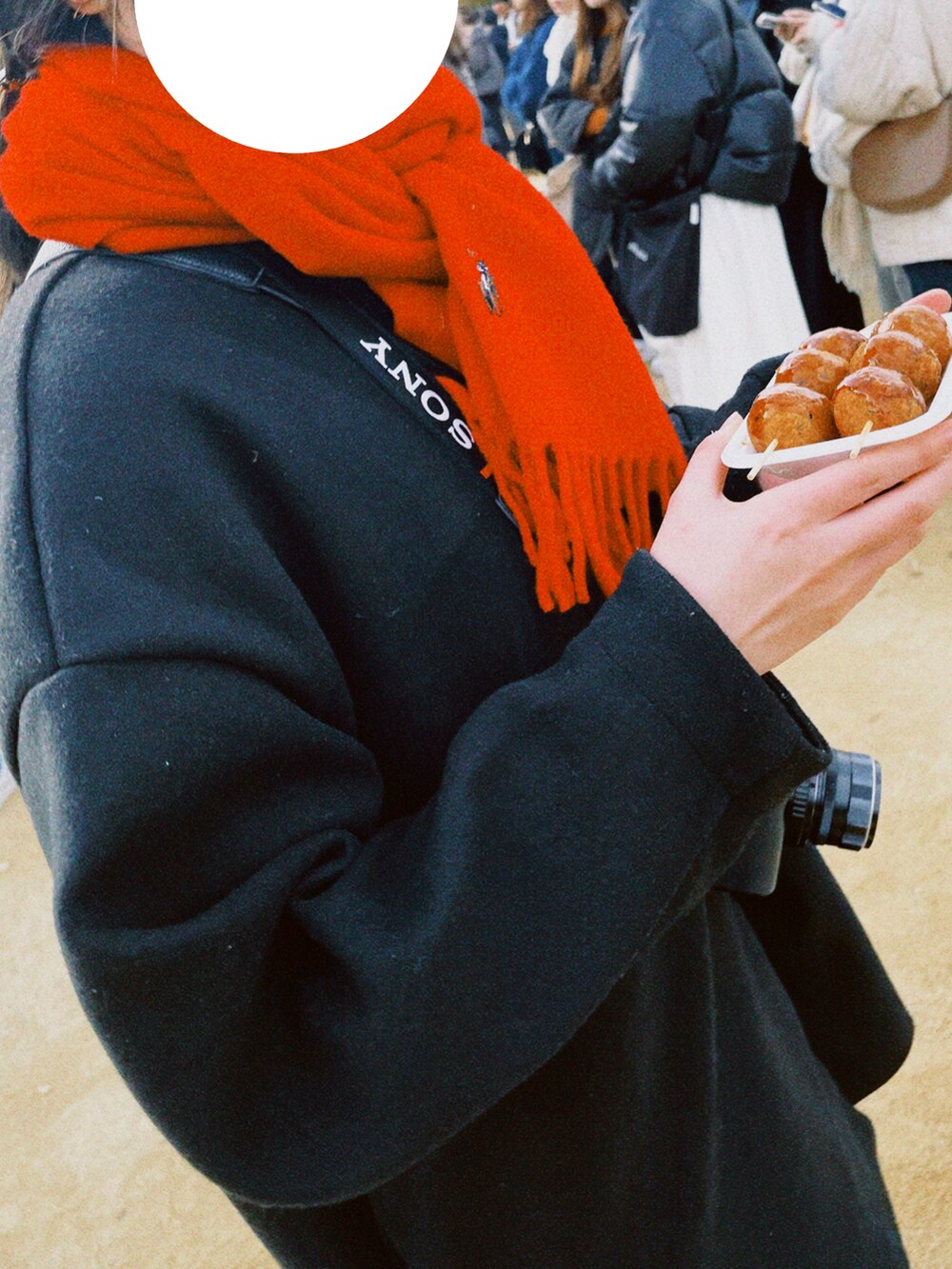 ブラック系のノーカラーコート、ベージュ系のスカートを着用したレディースの秋コーディネートの2枚目の写真