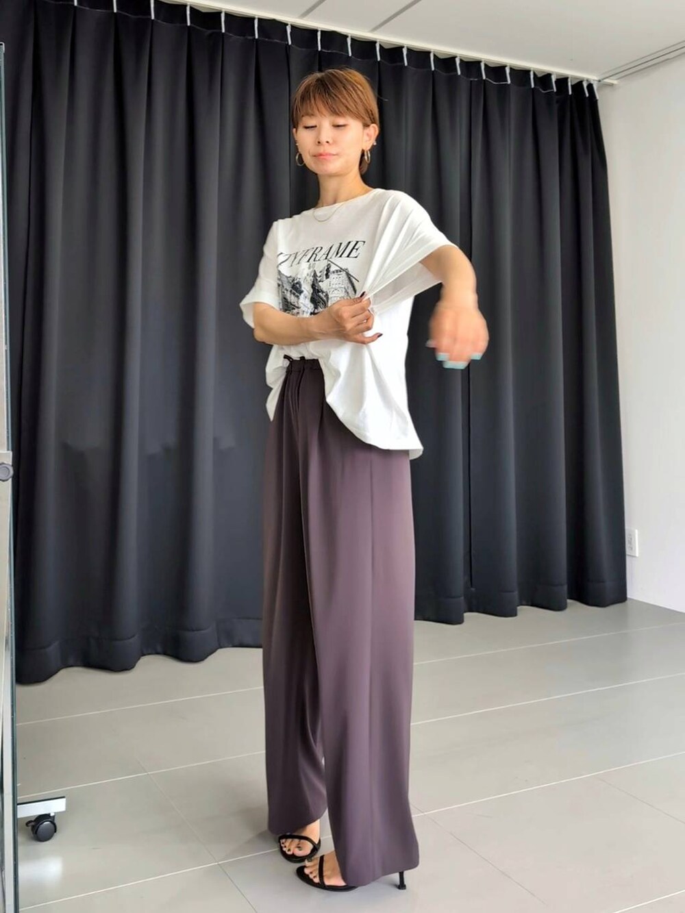 「Tシャツ、パンツ、サンダル、大人カジュアル、体型カバー、着痩せ・細見え、ベーシック/シンプル、休日コーデ、ママコーデ、ウォッシャブル、BARNYARDSTORM、ウエストゴム、ChooseYourFavT_BARNYARDSTORM、チューズユアファボT_バンヤードストーム、推しT_BARNYARDSTORM」｜「BARNYARDSTORMのBARNYARDSTORM /  【00・2サイズ登場】ダブルクロスワイドパンツ【WEB限定カラー】 【『BABALOG』チャンネルご紹介アイテム】（スラックス、ブラウン系）」を使った、yoshikuttya0213さん（レディース・164cm）の夏コーディネートの3枚目の写真