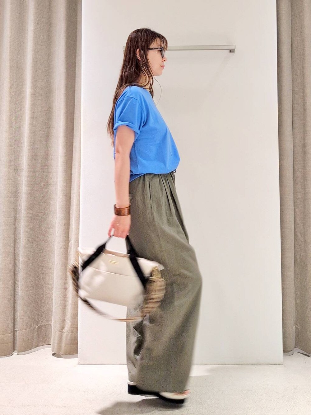 「体型カバー、着痩せ・細見え、ベーシック/シンプル、休日コーデ、ママコーデ、ウォッシャブル、ウエストゴム、カジュアル、and STセール、and ST SALE、Tシャツ、サンダル、めがね、バッグ、パンツ」|「BARNYARDSTORMのBARNYARDSTORM / UVカットラウンドグラス(メガネ、ブラック系)」を使った、yoshikuttya0213さん(レディース・164cm)の夏コーディネートの5枚目の写真