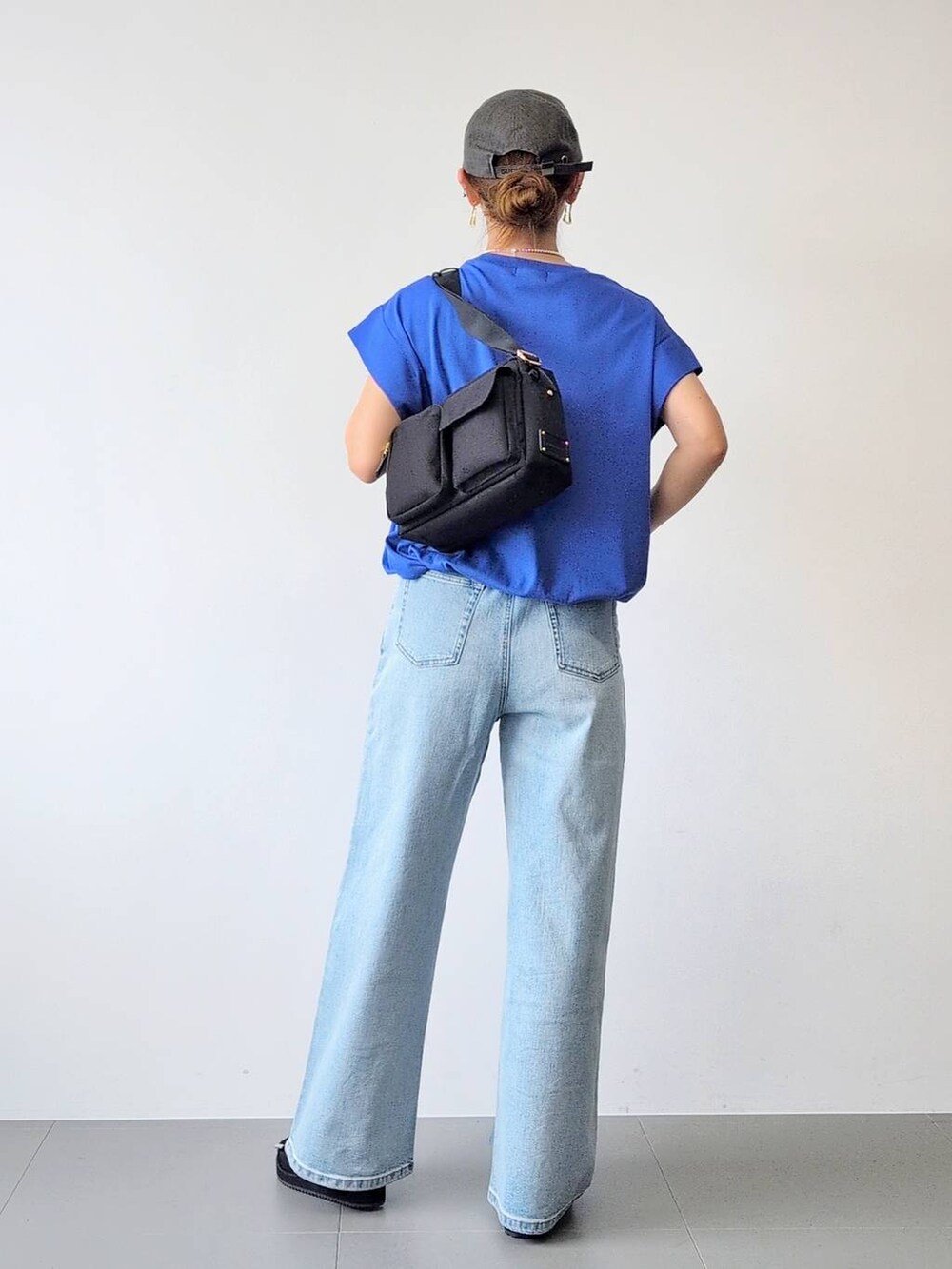 「体型カバー、着痩せ・細見え、ベーシック/シンプル、ママコーデ、ウォッシャブル、ウエストゴム、キャップ、デニムパンツ、パンツ、サンダル、ネックレス、バッグ、夏コーデ、ChooseYourFavT_BARNYARDSTORM、休日コーデ」|「BARNYARDSTORMのBARNYARDSTORM / Oggi11月号掲載◆ソフトウエストワイドデニムパンツ【WEB限定】(デニムパンツ、ブルー系)」を使った、yoshikuttya0213さん(レディース・164cm)の夏コーディネートの6枚目の写真