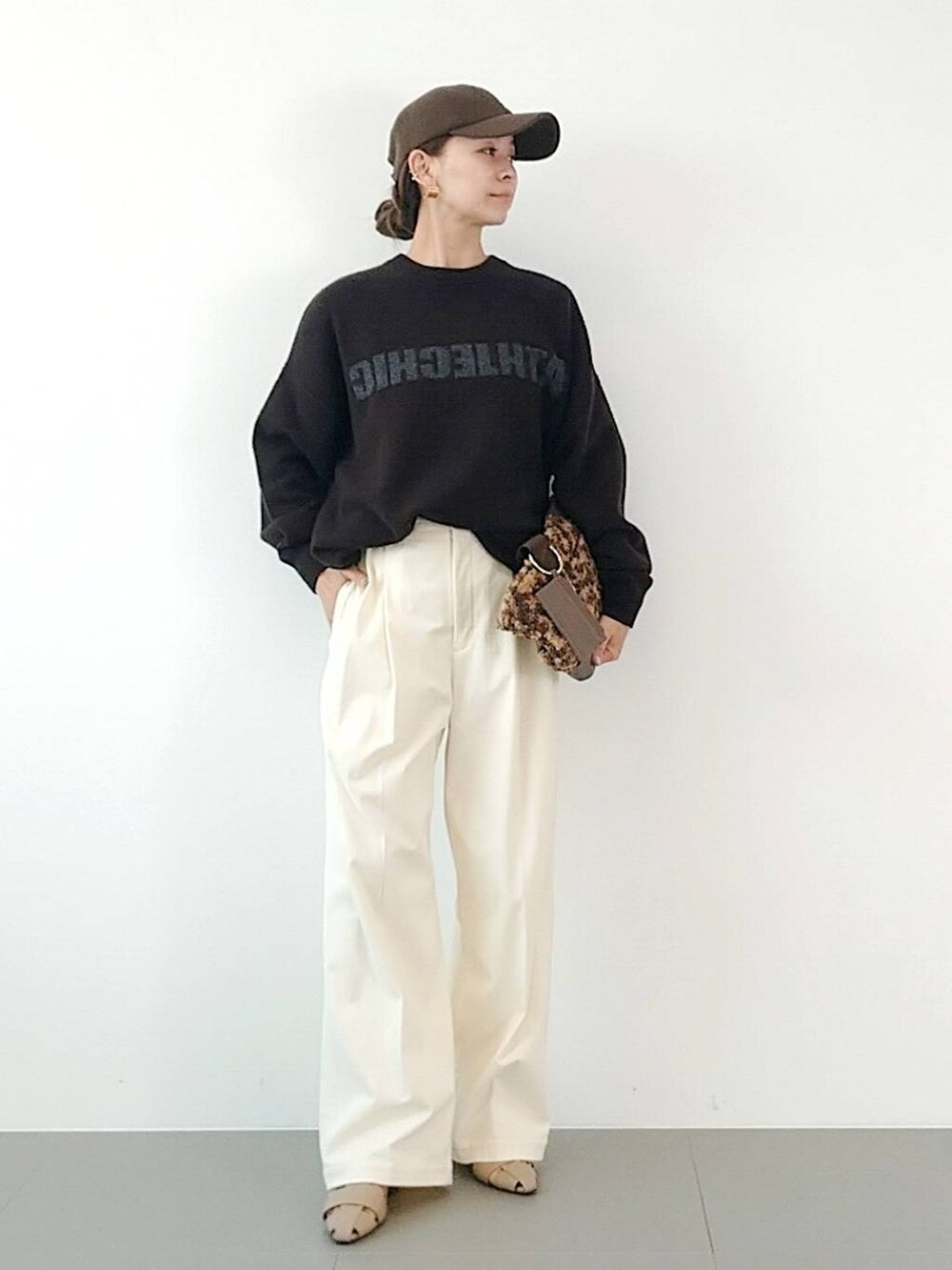 「トートバッグ、パンプス、ドットエスティ秋コーデ、体型カバー、着痩せ・細見え、休日コーデ、ママコーデ、秋コーデ、ベーシック/シンプル、カジュアル、ウォッシャブル、BARNYARDSTORM、ウエストゴム、キャップ、ニット」｜「BARNYARDSTORMのBARNYARDSTORM / コーデュロイタックパンツ（その他パンツ、ホワイト系）」を使った、yoshikuttya0213さん（レディース・164cm）の秋コーディネートの2枚目の写真
