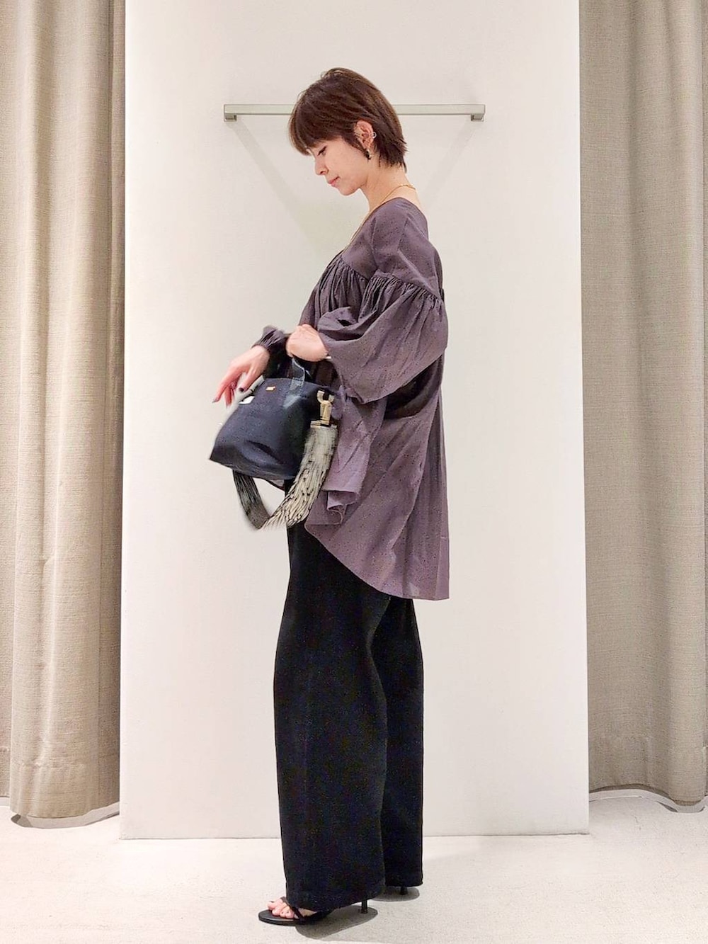 「大人カジュアル、体型カバー、着痩せ・細見え、ベーシック/シンプル、休日コーデ、ママコーデ、ウォッシャブル、BARNYARDSTORM、ウエストゴム、きれいめカジュアル、ブラウス、ネックレス、デニムパンツ、サンダル、バッグ」|「BARNYARDSTORMのBARNYARDSTORM / JQテープアニマルショルダー【WEB限定】(トートバッグ、ブラック系)」を使った、yoshikuttya0213さん(レディース・164cm)の夏コーディネートの4枚目の写真