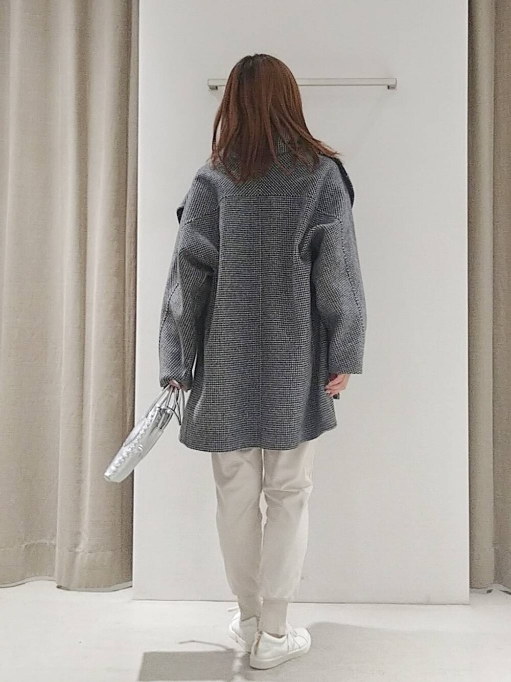 「コート、体型カバー、カジュアル、休日コーデ、ママコーデ、冬コーデ、女子会、ベーシック/シンプル、軽量、ウォッシャブル、ショルダーバッグ、BARNYARDSTORM、ニット、ウエストゴム、スニーカー」|「MazellのMazell / バックZIPスニーカー3(スニーカー、ホワイト系)」を使った、yoshikuttya0213さん(レディース・164cm)の冬コーディネートの4枚目の写真