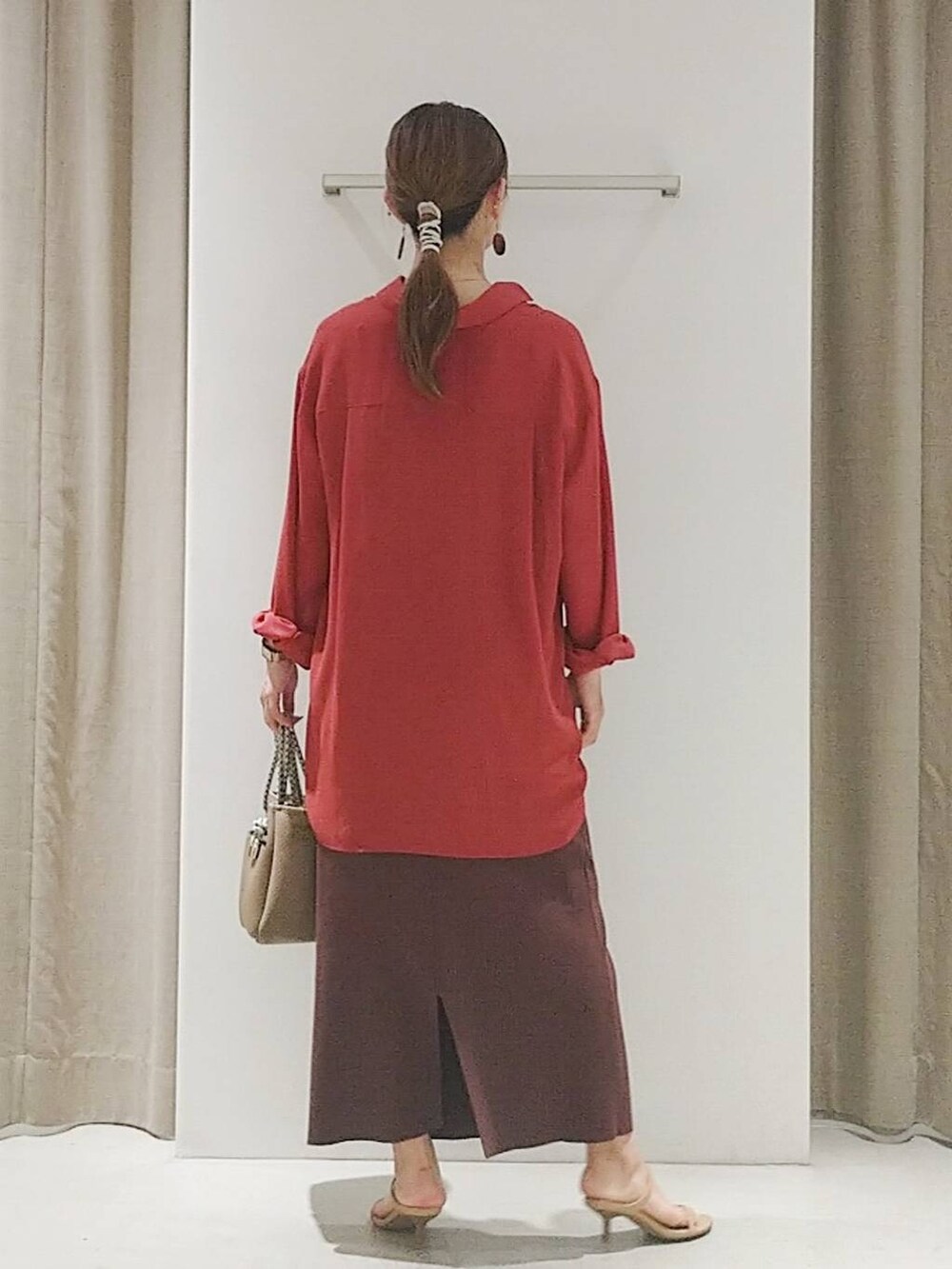 ベージュ系のスリッポン、ブラウン系のトートバッグ、レッド系のシャツ/ブラウスを着用したレディースの夏コーディネートの5枚目の写真
