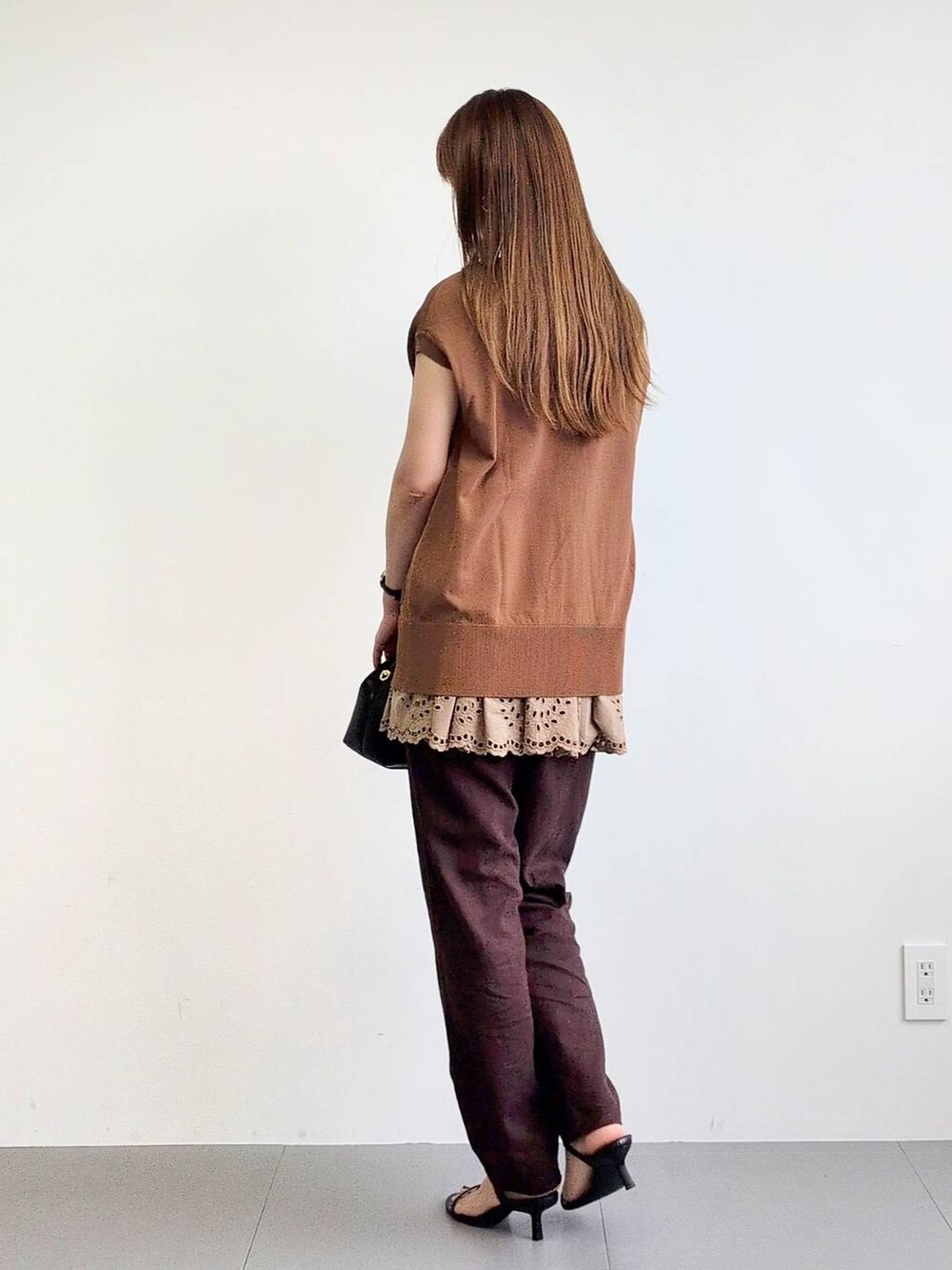 ブラック系のサンダル、ブラウン系のその他パンツ、イエロー系のニット/セーターを着用したレディースの夏コーディネートの5枚目の写真