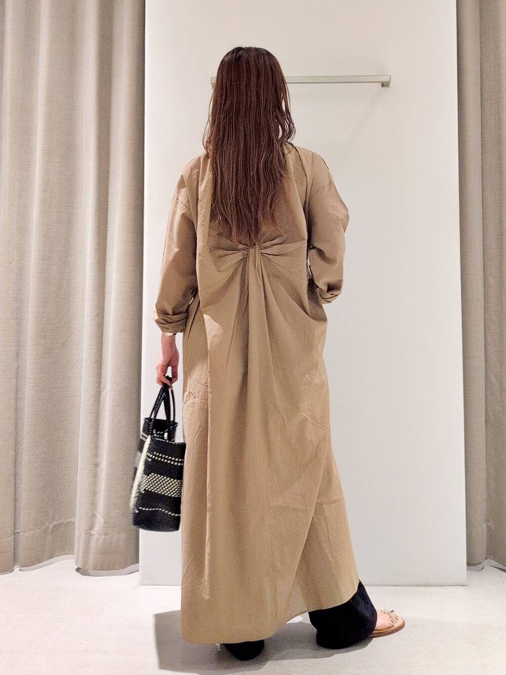 「体型カバー、着痩せ・細見え、きれいめカジュアル、ワンピース、サンダル、パンツ、バッグ、ネックレス、and STセール、and ST SALE、夏コーデ、ベーシック/シンプル、休日コーデ、ママコーデ、ウォッシャブル」｜「BARNYARDSTORMの【Oggi.jp掲載】エディター三尋木奈保さんセレクト / 3WAYロングパールネックレス（ネックレス、その他）」を使った、yoshikuttya0213さん（レディース・164cm）の夏コーディネートの6枚目の写真