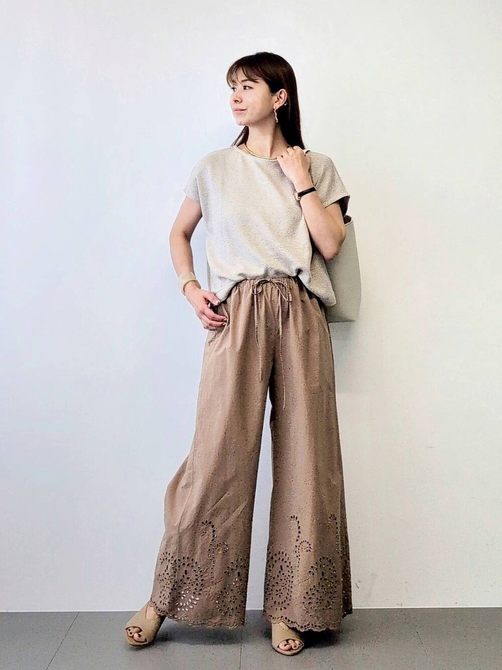 「おでかけ、パンツ、体型カバー、着痩せ・細見え、ベーシック/シンプル、休日コーデ、ママコーデ、ウォッシャブル、BARNYARDSTORM、ウエストゴム、きれいめカジュアル、トートバッグ、サンダル、夏コーデ、ネックレス」|「BARNYARDSTORMのBARNYARDSTORM / 【スタイリスト若狭恵美さんご紹介アイテム】チョーカー(チョーカー、その他)」を使った、yoshikuttya0213さん(レディース・164cm)の夏コーディネートの2枚目の写真