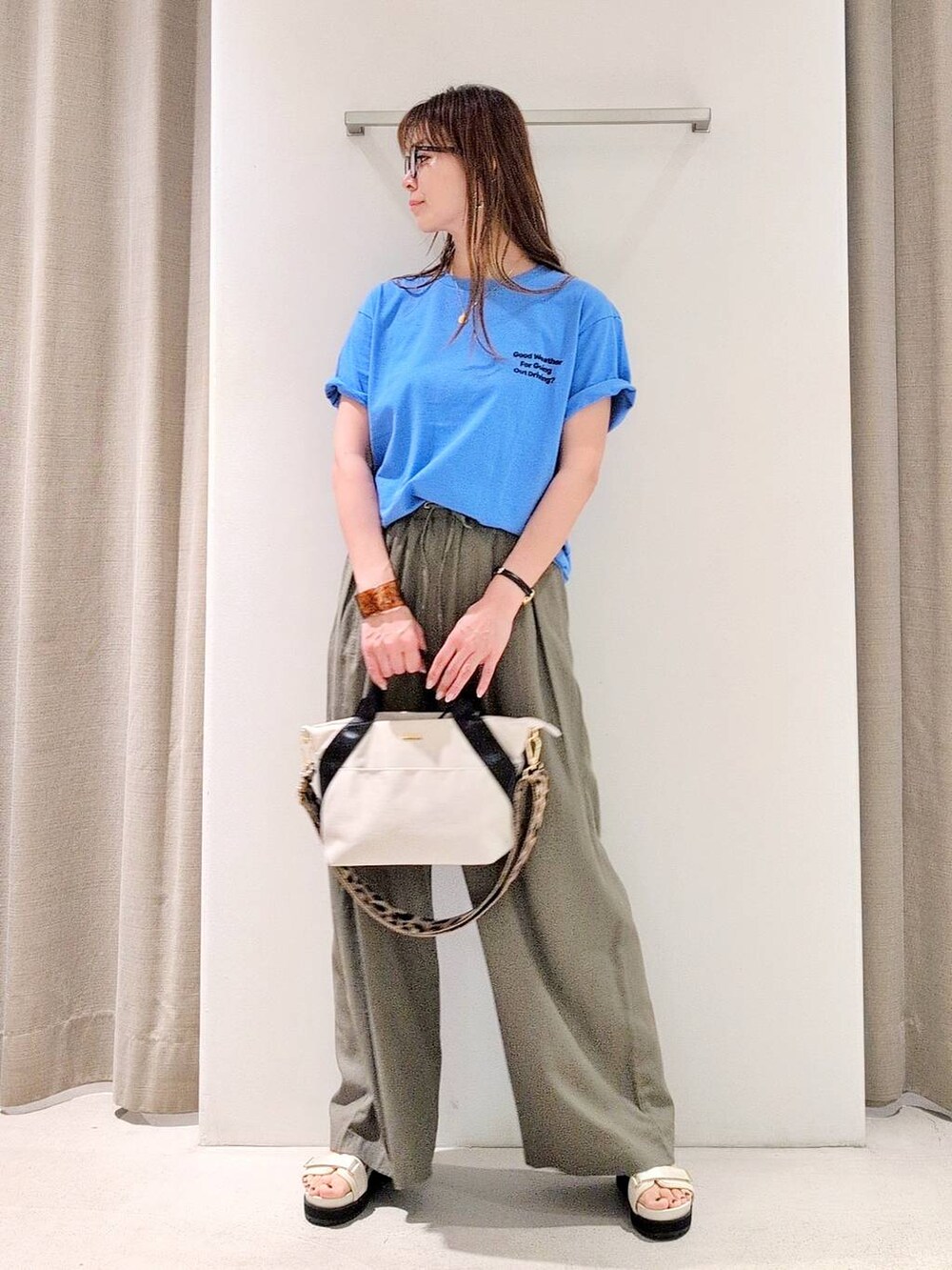 「体型カバー、着痩せ・細見え、ベーシック/シンプル、休日コーデ、ママコーデ、ウォッシャブル、ウエストゴム、カジュアル、and STセール、and ST SALE、Tシャツ、サンダル、めがね、バッグ、パンツ」|「BARNYARDSTORMのBARNYARDSTORM / UVカットラウンドグラス(メガネ、ブラック系)」を使った、yoshikuttya0213さん(レディース・164cm)の夏コーディネートの3枚目の写真