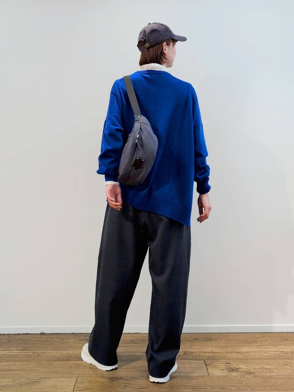 グレー系のボディバッグ/ウエストポーチ、ホワイト系のTシャツ/カットソー、グレー系のスラックスを着用したレディースの秋コーディネートの8枚目の写真