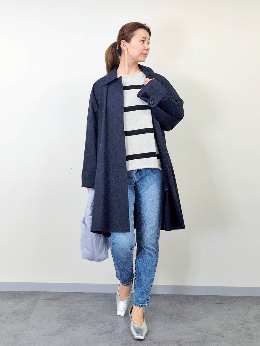 「体型カバー、着痩せ・細見え、ベーシック/シンプル、休日コーデ、ママコーデ、ウォッシャブル、BARNYARDSTORM、ウエストゴム、きれいめカジュアル、ニット、コート、アウター、フラットシューズ、デニムパンツ、バッグ」|「BARNYARDSTORMのBARNYARDSTORM / ソフトウエストスリムボーイパンツ(デニムパンツ、ブルー系)」を使った、yoshikuttya0213さん(レディース・164cm)の冬コーディネートの2枚目の写真