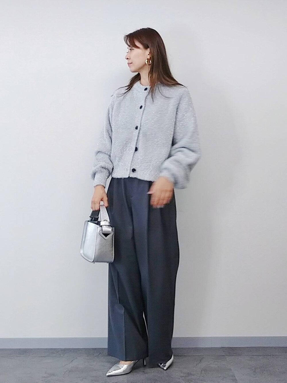 「体型カバー、着痩せ・細見え、休日コーデ、ママコーデ、ベーシック/シンプル、BARNYARDSTORM、カーディガン、ワイドパンツ、パンプス、バッグ、女子ウケ、高見え、ドットエスティ秋コーデ、きれいめ、おでかけ」|「BARNYARDSTORMのBARNYARDSTORM /【CONTIGO】レザーショルダー(ハンドバッグ、シルバー系)」を使った、yoshikuttya0213さん(レディース・164cm)の秋コーディネートの3枚目の写真