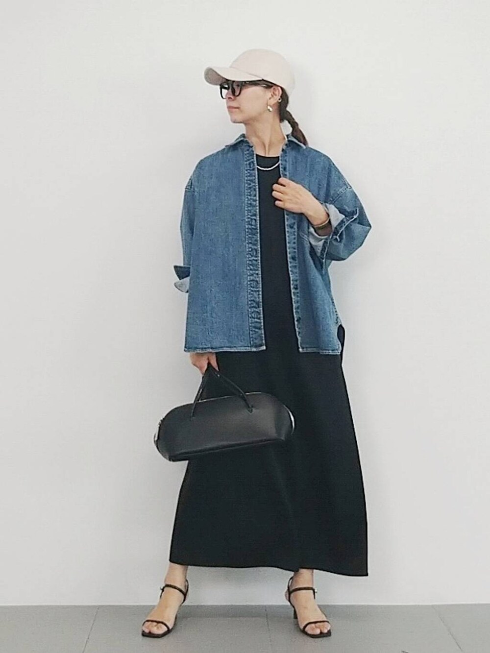 「着痩せ・細見え、休日コーデ、ママコーデ、体型カバー、夏コーデ、ベーシック/シンプル、カジュアル、ウォッシャブル、BARNYARDSTORM、キャップ、メガネ、ワンピース、デニムジャケット、サンダル、バッグ」｜「BARNYARDSTORMのBARNYARDSTORM / UVカットラウンドグラス（メガネ、ブラック系）」を使った、yoshikuttya0213さん（レディース・164cm）の夏コーディネートの3枚目の写真