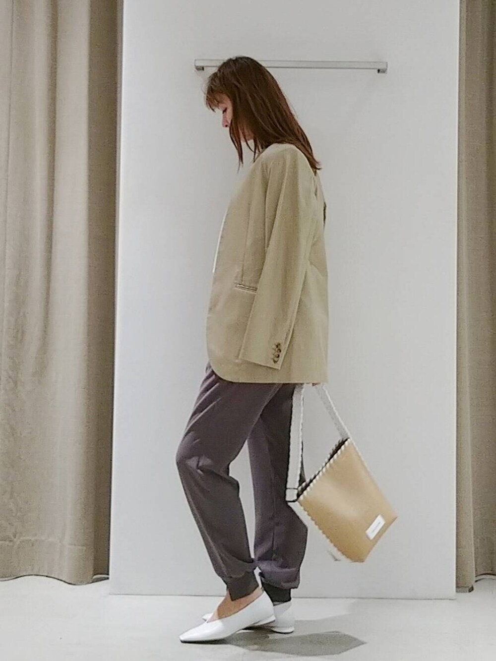 「ジャケット、ネックレス、ウエストゴム、フラットシューズ、ハンドバッグ、体型カバー、着痩せ、休日コーデ、ママコーデ、春コーデ、きれいめ、カジュアル、着痩せ・細見え、ニット、リネン・透けアイテム」｜「BARNYARDSTORMの【Oggi.jp掲載】エディター三尋木奈保さんセレクト / 3WAYロングパールネックレス（ネックレス、その他）」を使った、yoshikuttya0213さん（レディース・164cm）の春コーディネートの3枚目の写真